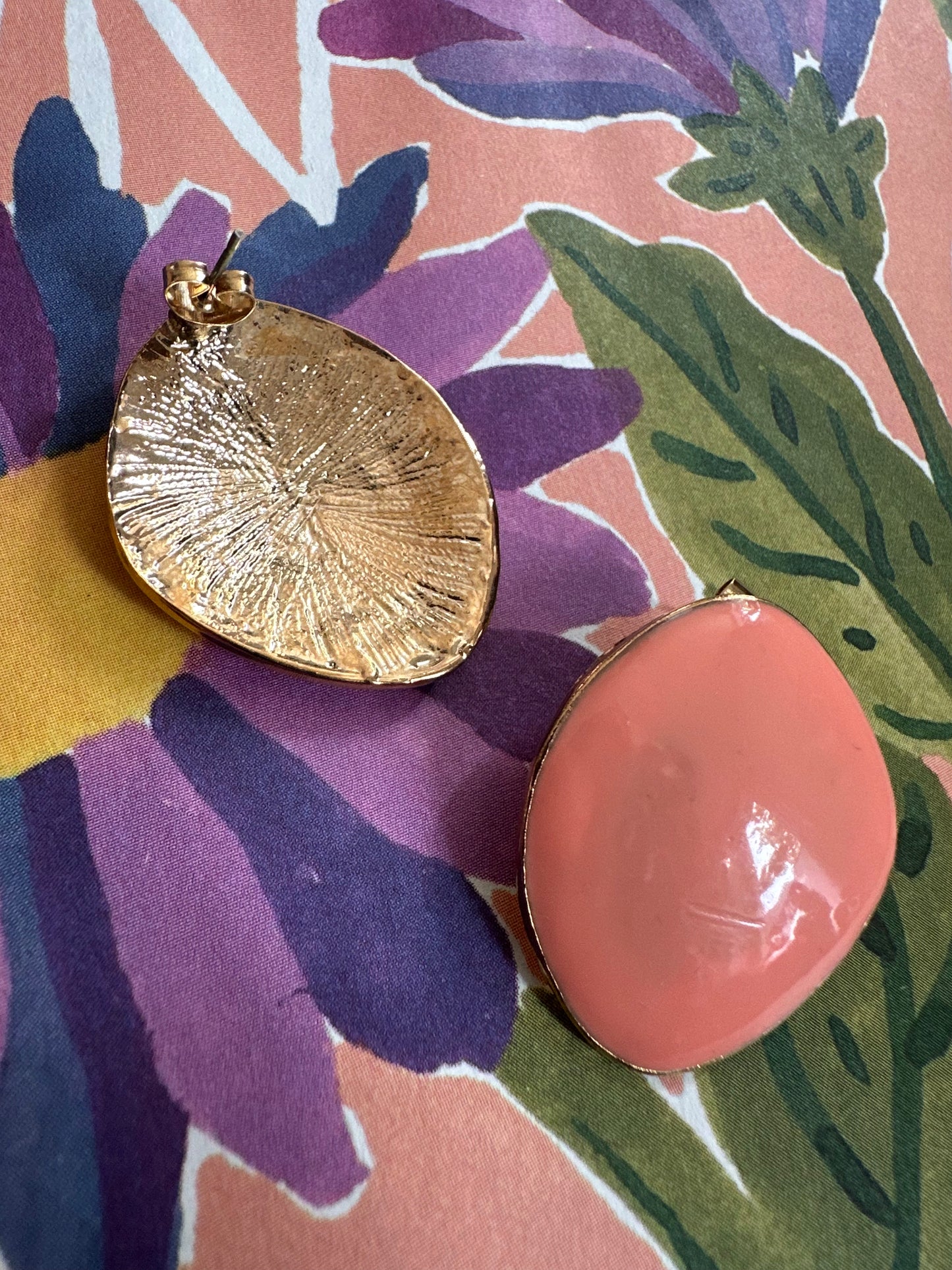 vintage goudkleurige oorbellen met zalmroze toplaag