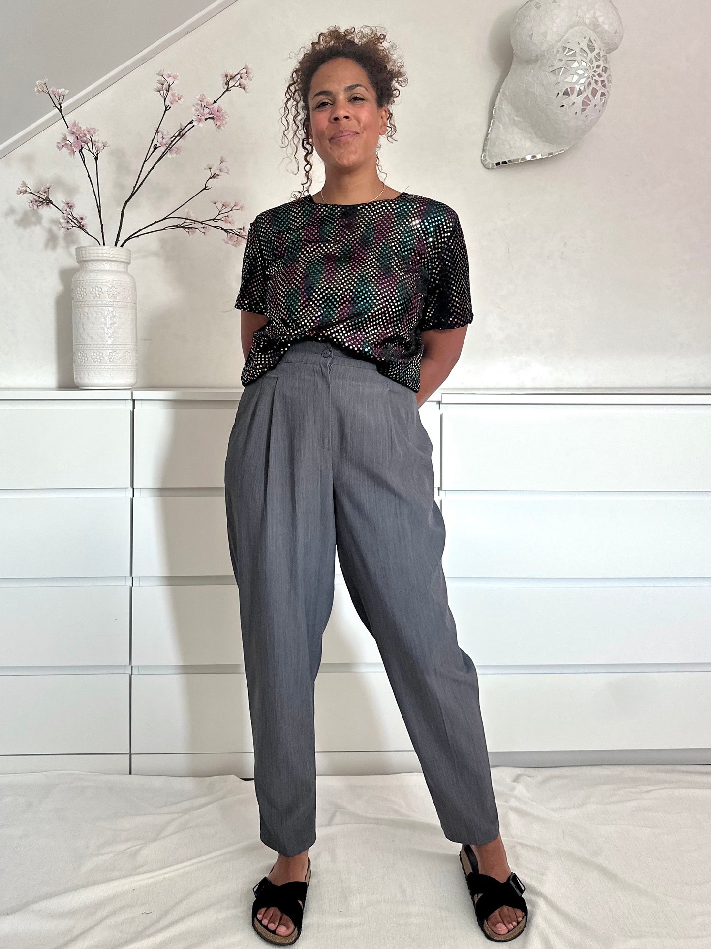 vintage grijze pantalon met plooien en sierlijke snit