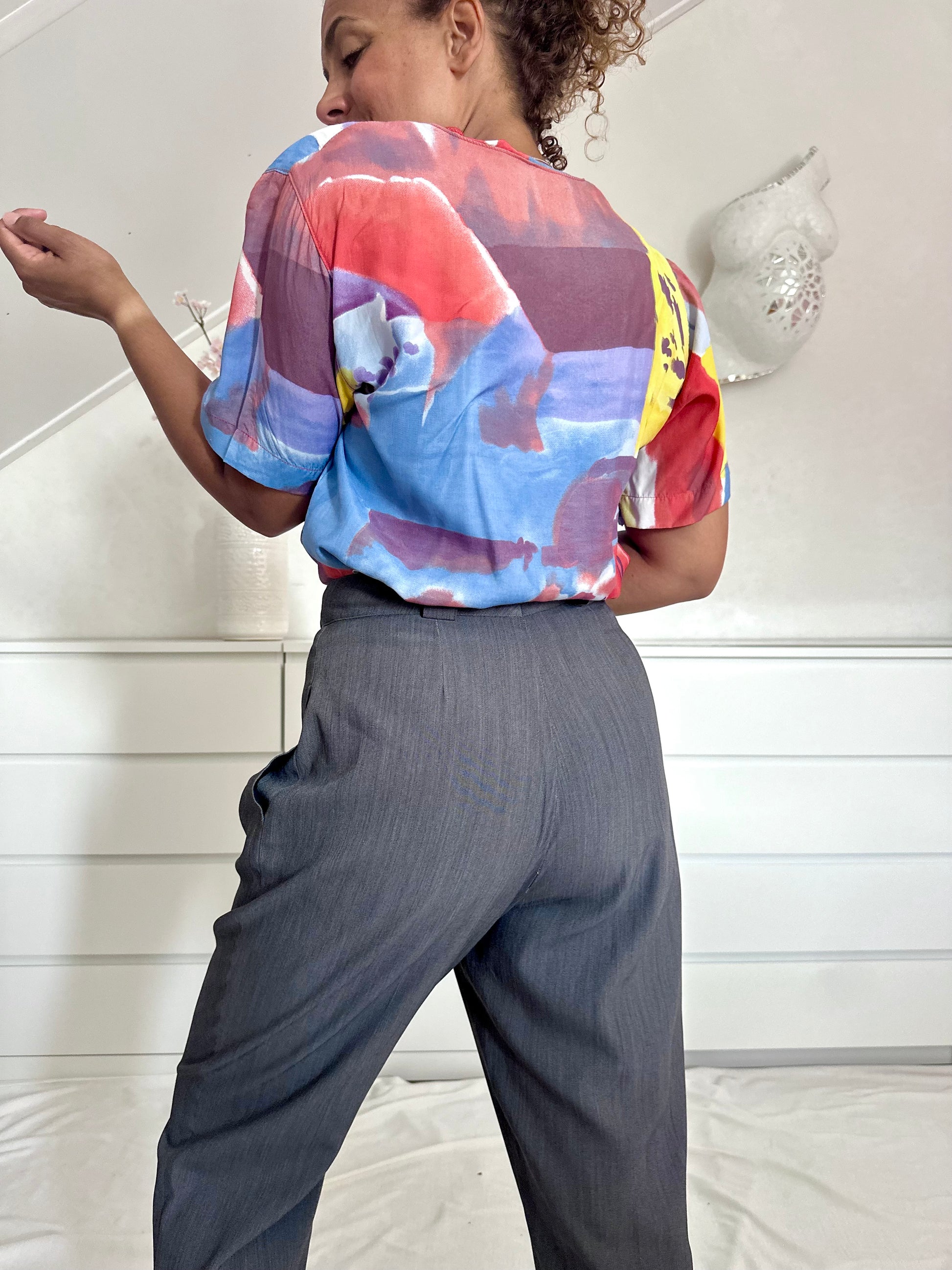 Achterkant van vintage pantalon in grijs gemeleerd 