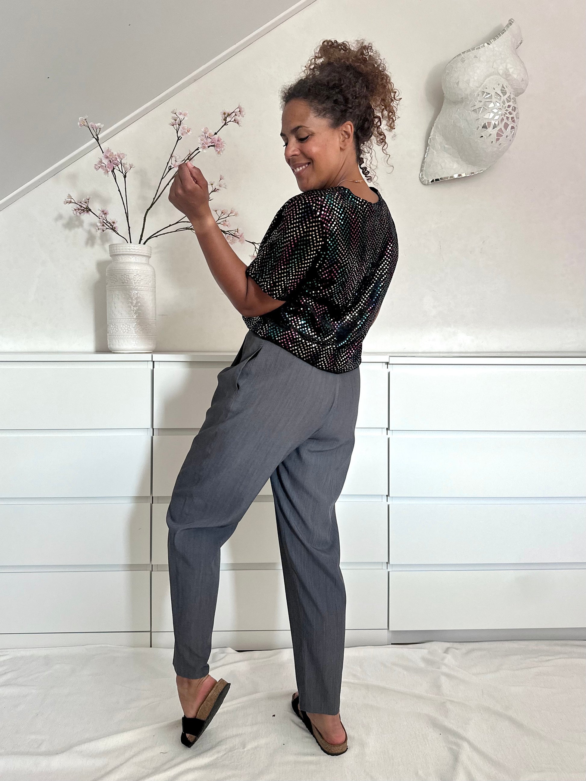 Achterkant van lange vintage broek met hoge taille en klassieke snit