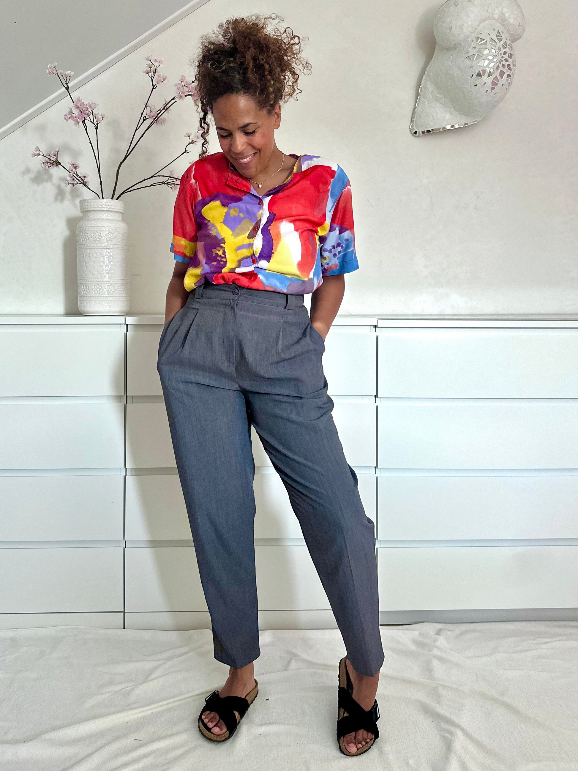 Retro high waist pantalon in diep grijs gecombineerd met kleurrijke blouse 