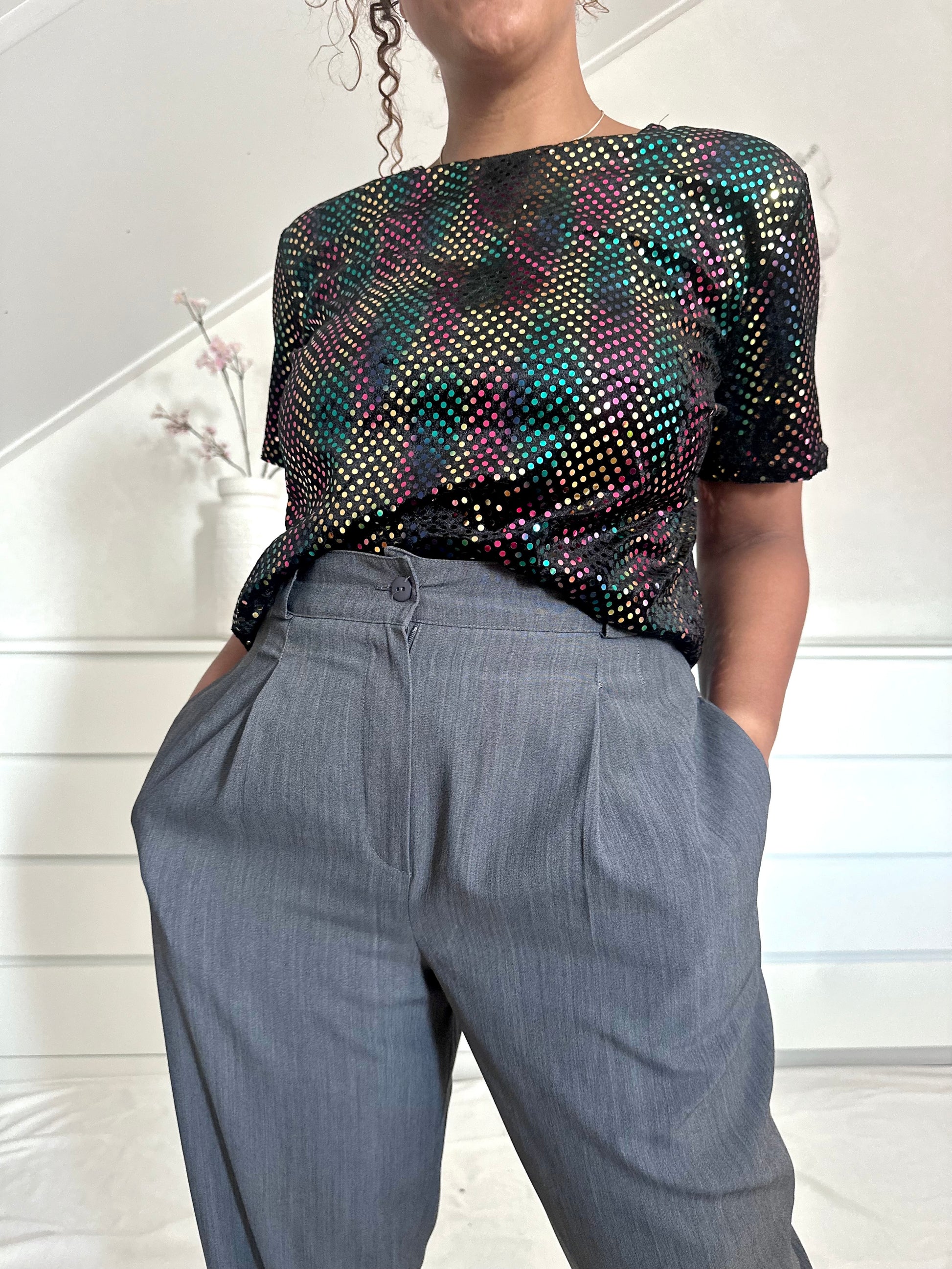 Detailshot van retro grijze broek met hoge taille en zakken