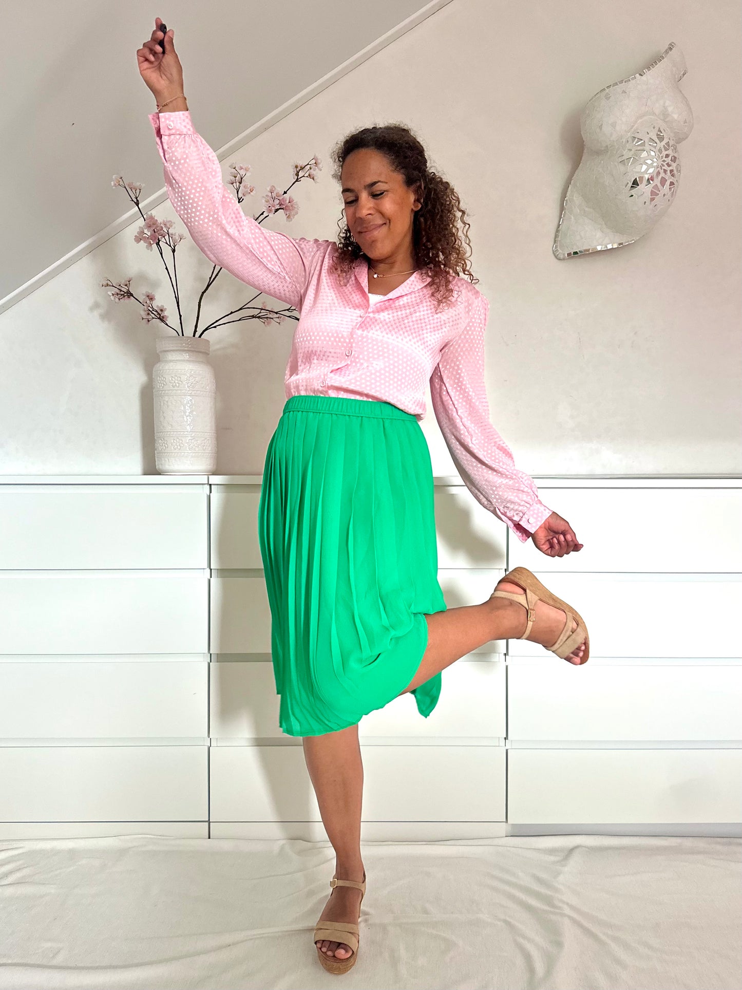 vintage plooirok in groen gecombineerd met een lichtroze blouse