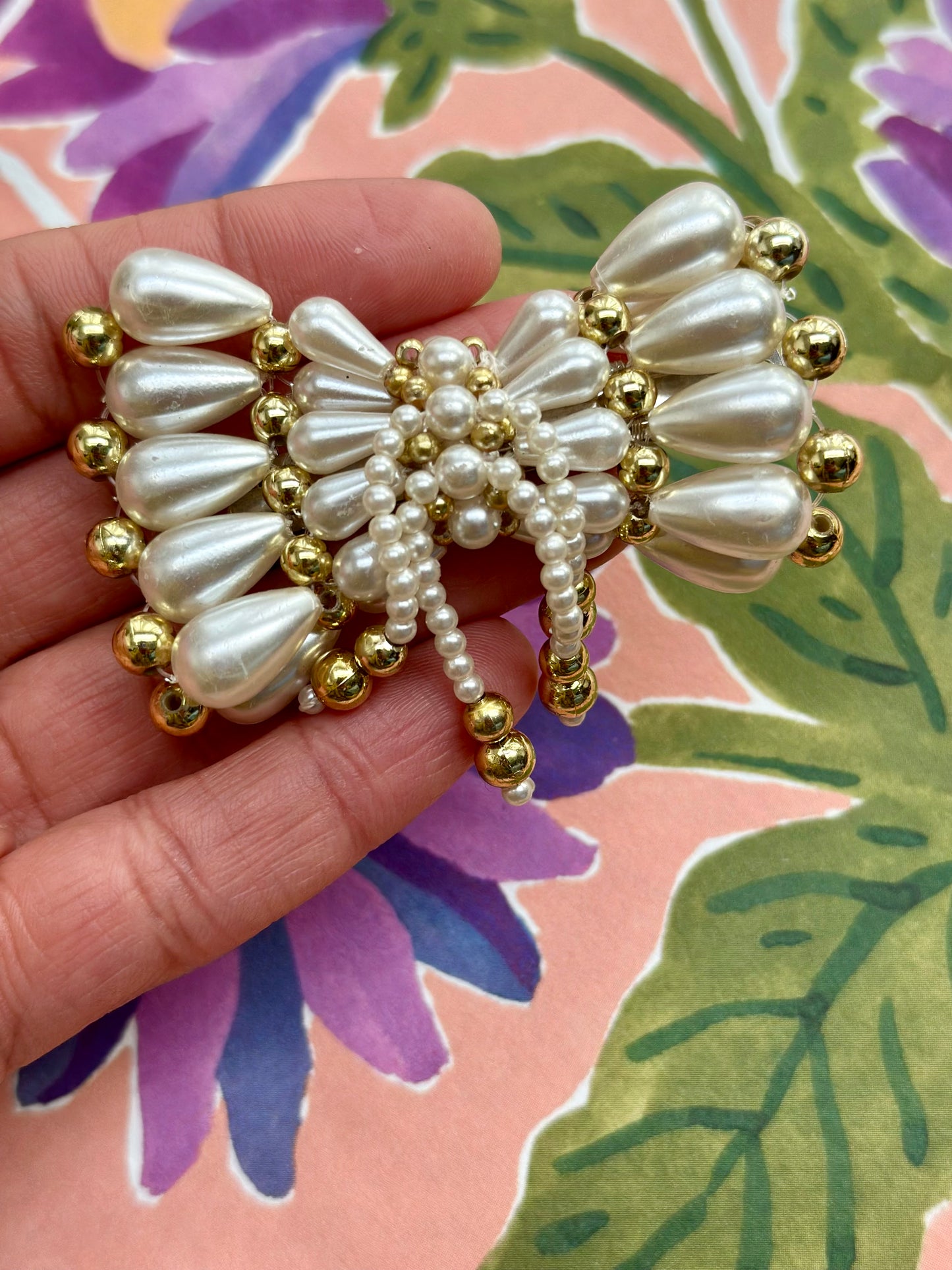 vintage haarspeld met parels en gouden details 