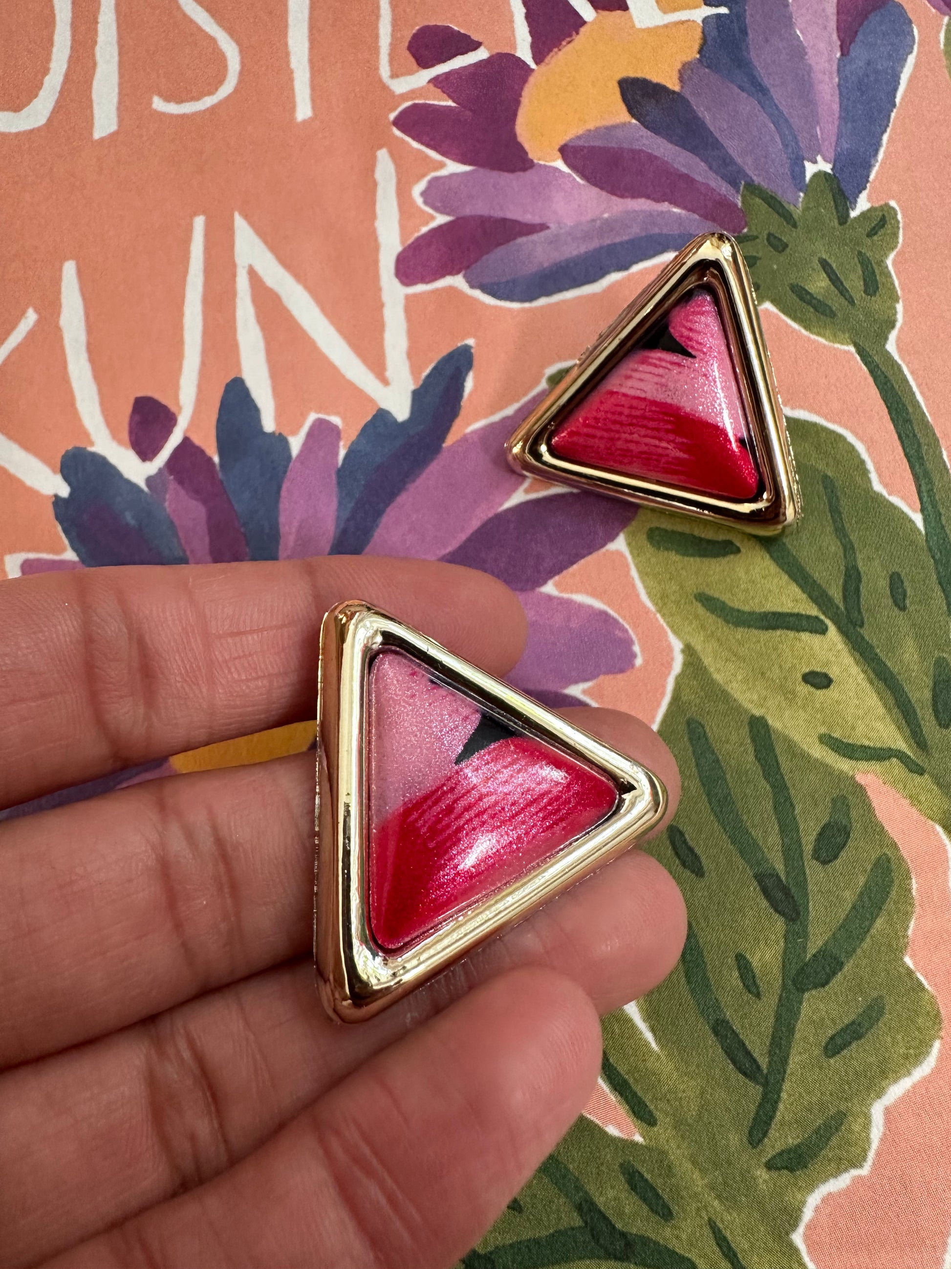 vintage jaren tachtig oorbel in driehoek