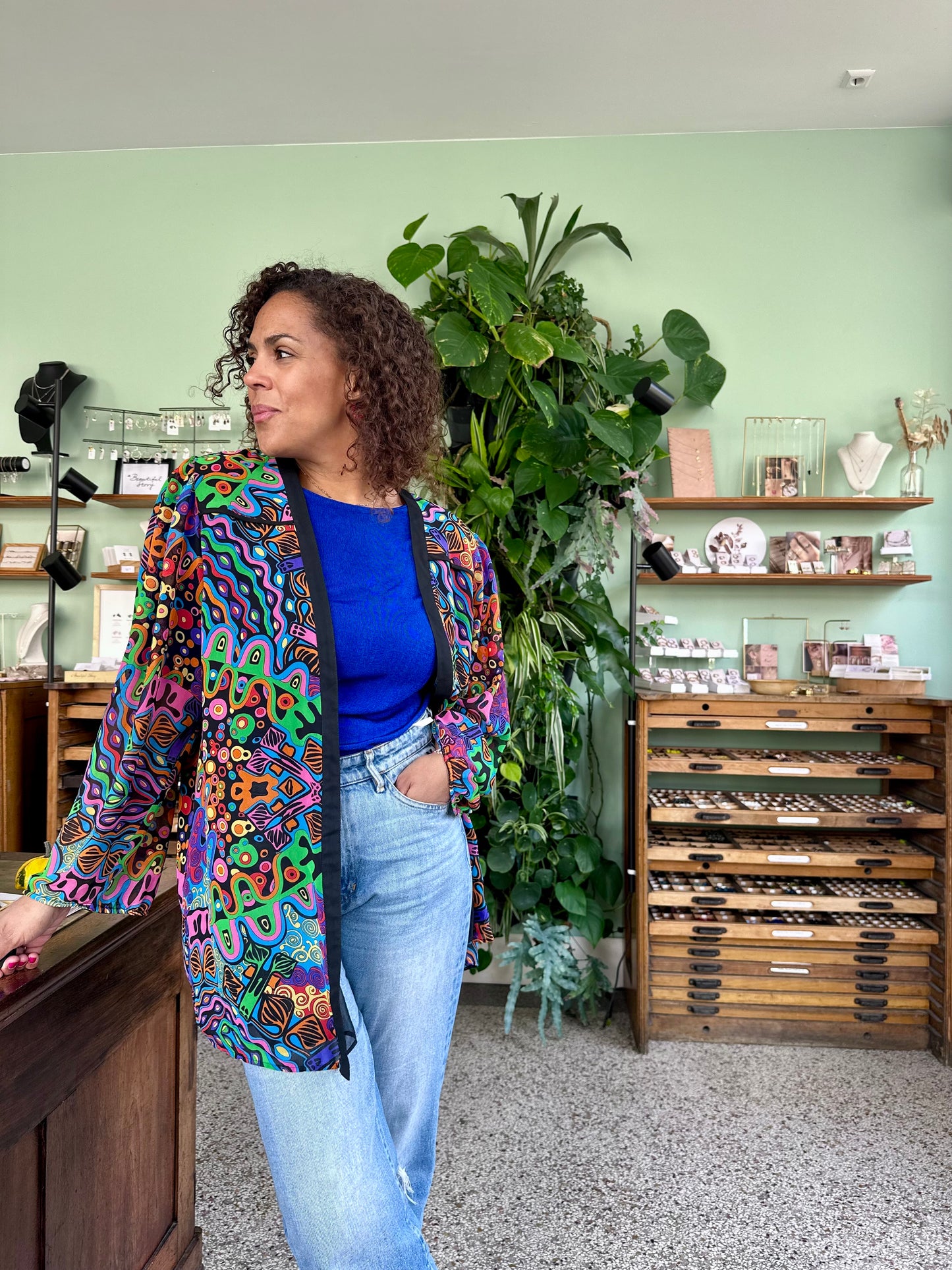 Vintage kimono vestje in zwart met knalkleuren als print