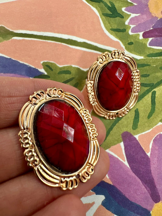 vintage kunststof oorbellen met grote rode steen