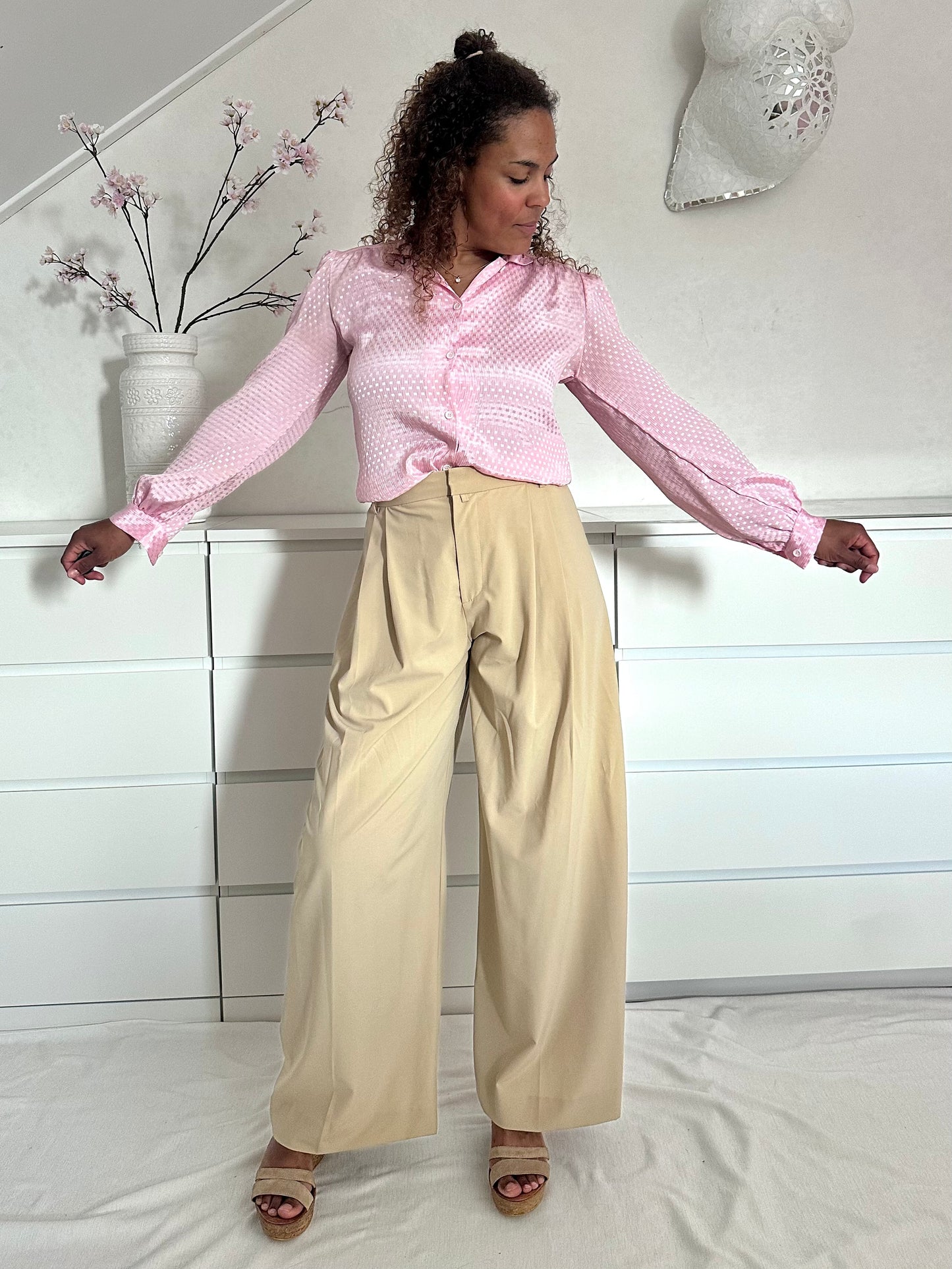vintage blouse in lichtroze met subtiele glans en print