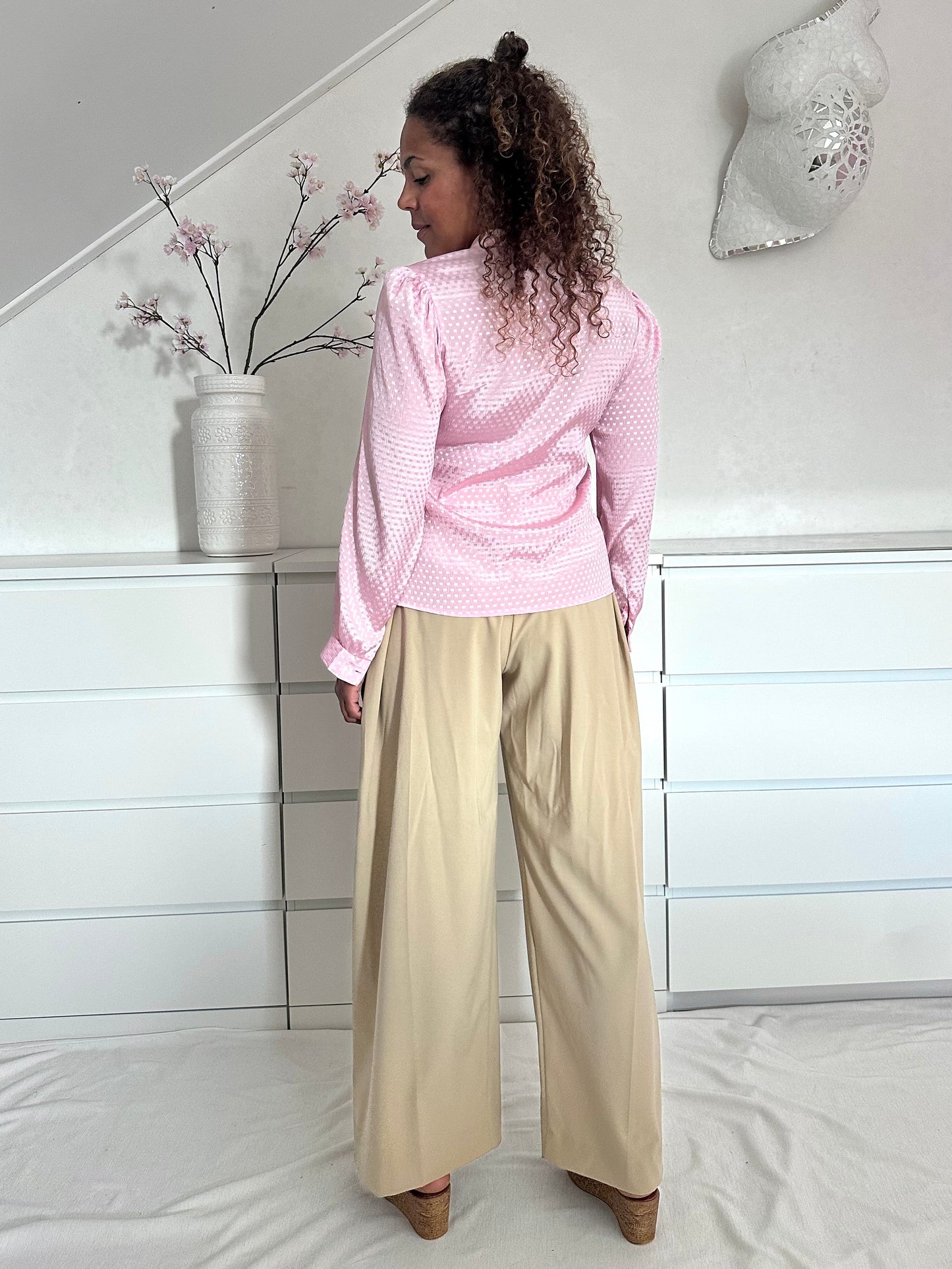 Achterkant van jaren negentig blouse in roze met pofschouders en glanzende stof