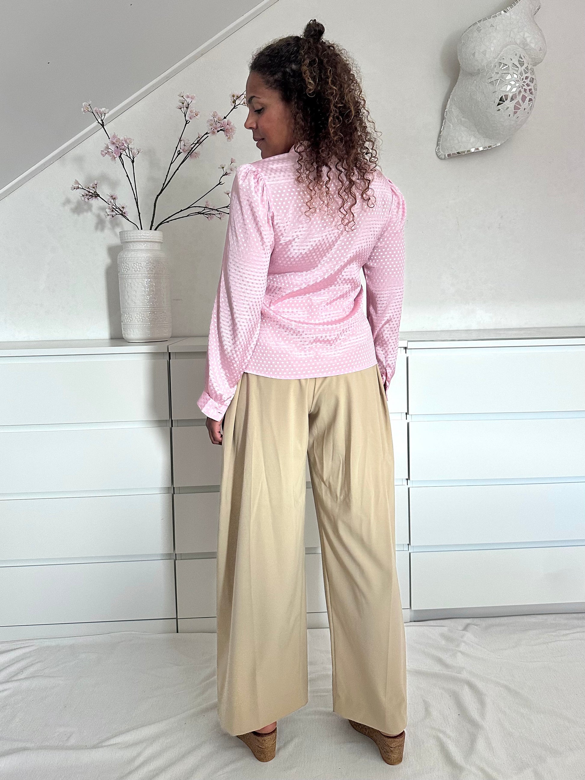 Achterkant van jaren negentig blouse in roze met pofschouders en glanzende stof