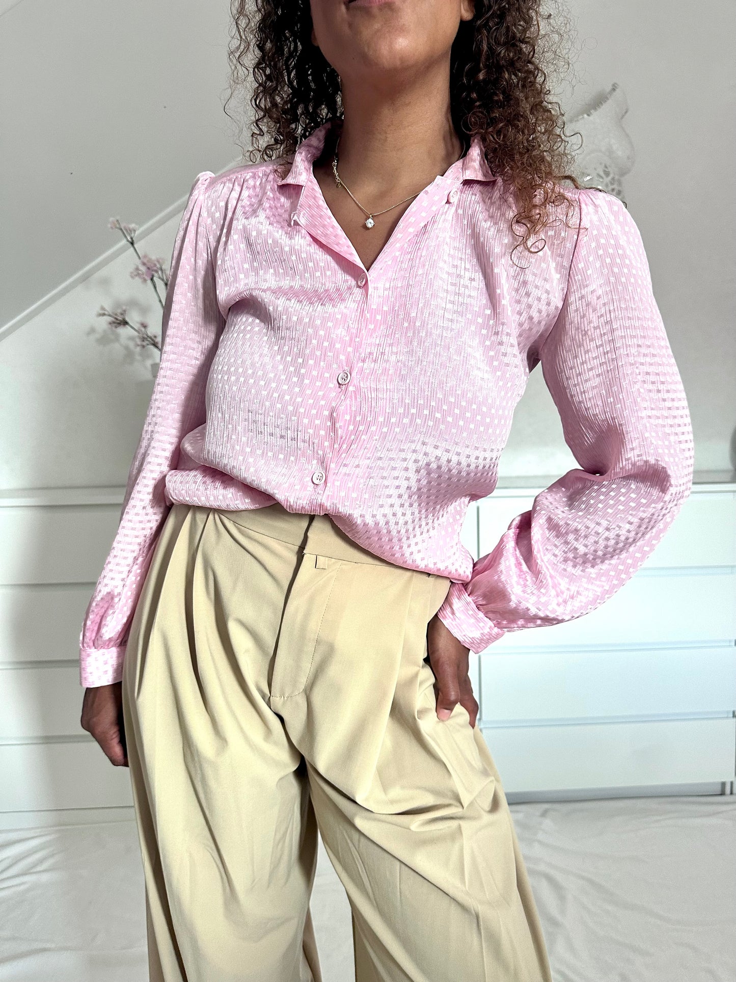 Detailshot van vintage blouse met subtiele print en glans, pofschouders en pofmouwen