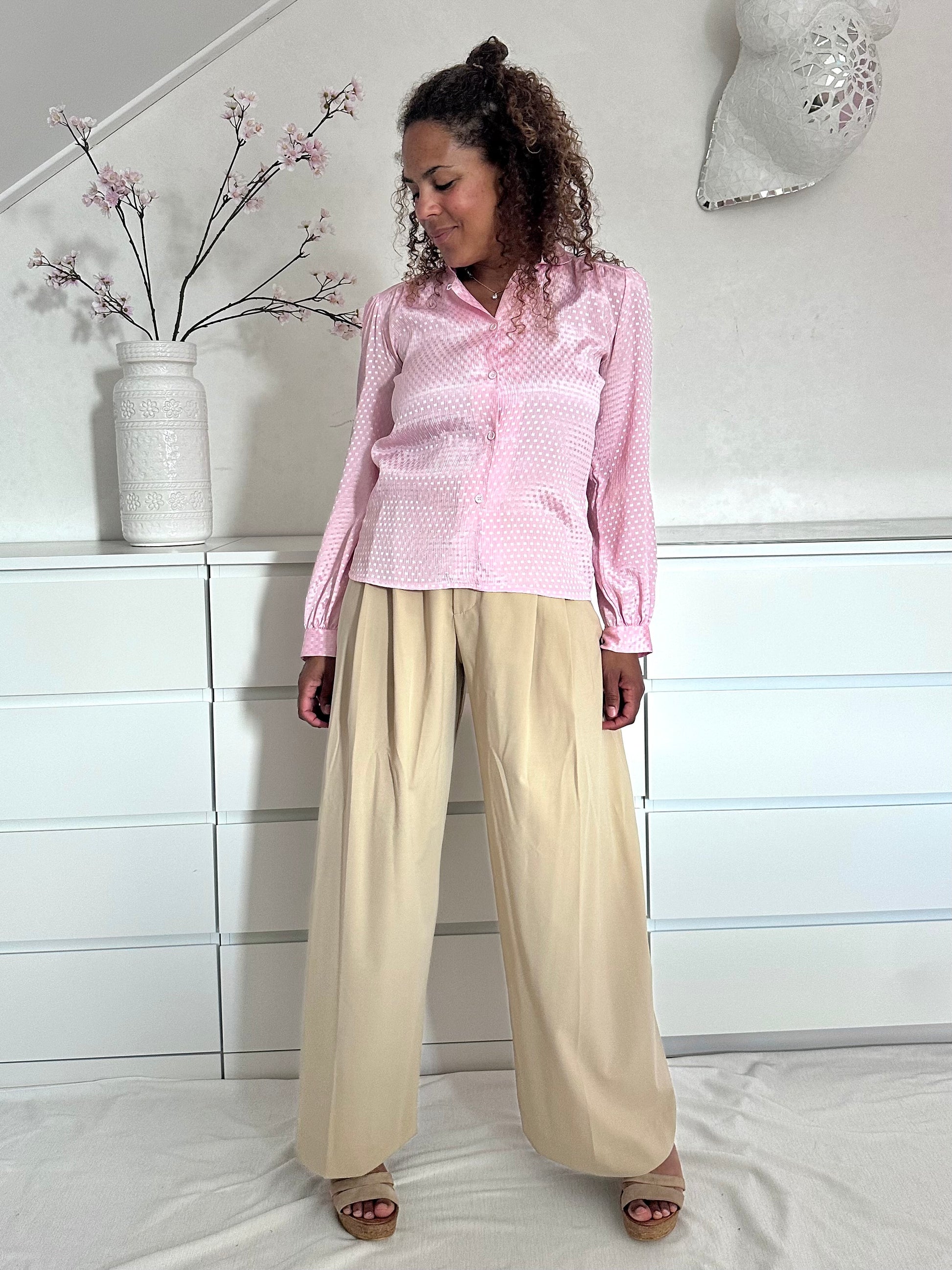 retro blouse in pastel roze kleur met subtiele polka-dot print