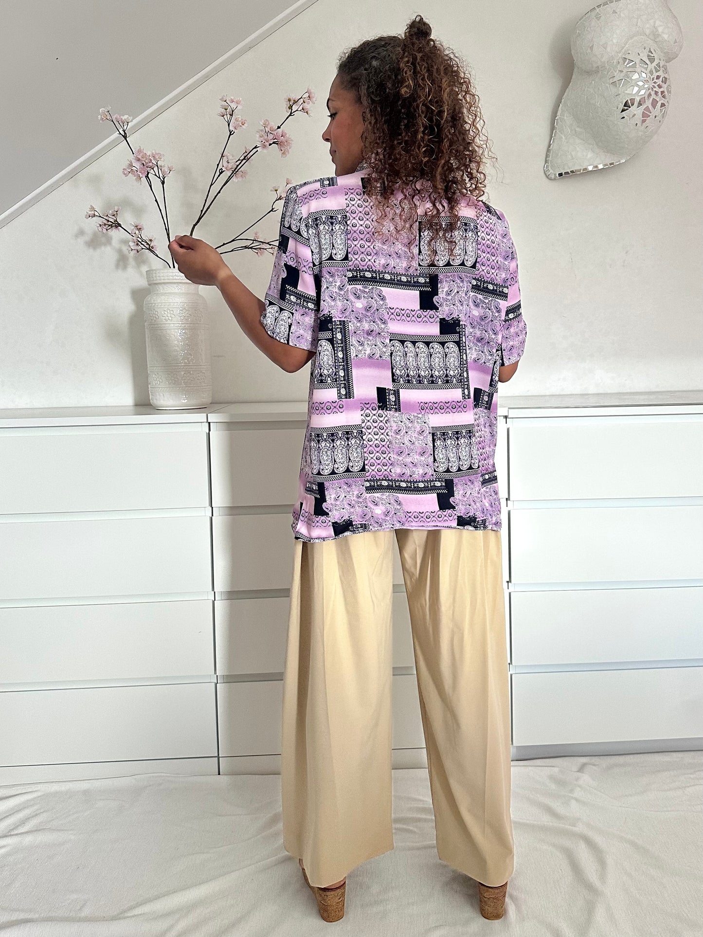Retro blouse in paars met
 zwart en geometrische vlakken en strepen