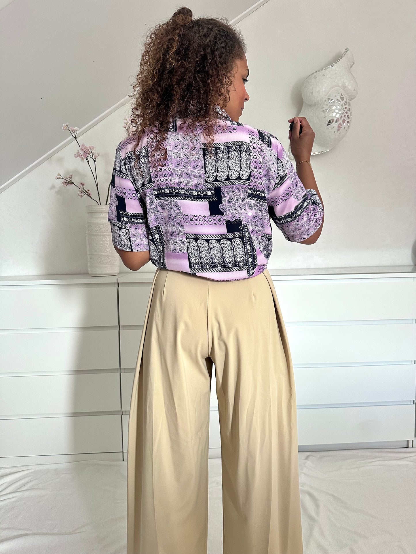 achterkant van vintage blouse in lila tinten, cropped gedragen