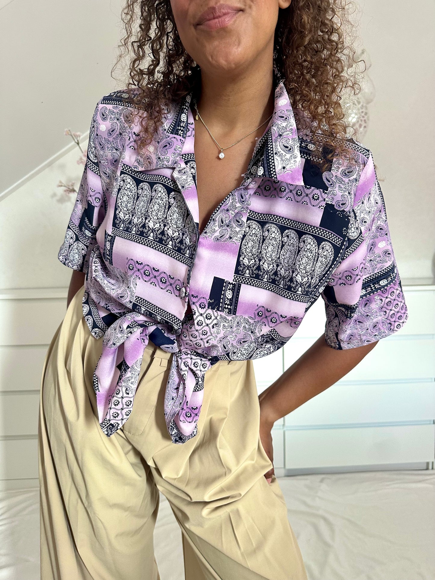 Detailfoto van retro print blouse in Lila en paars met paisley print