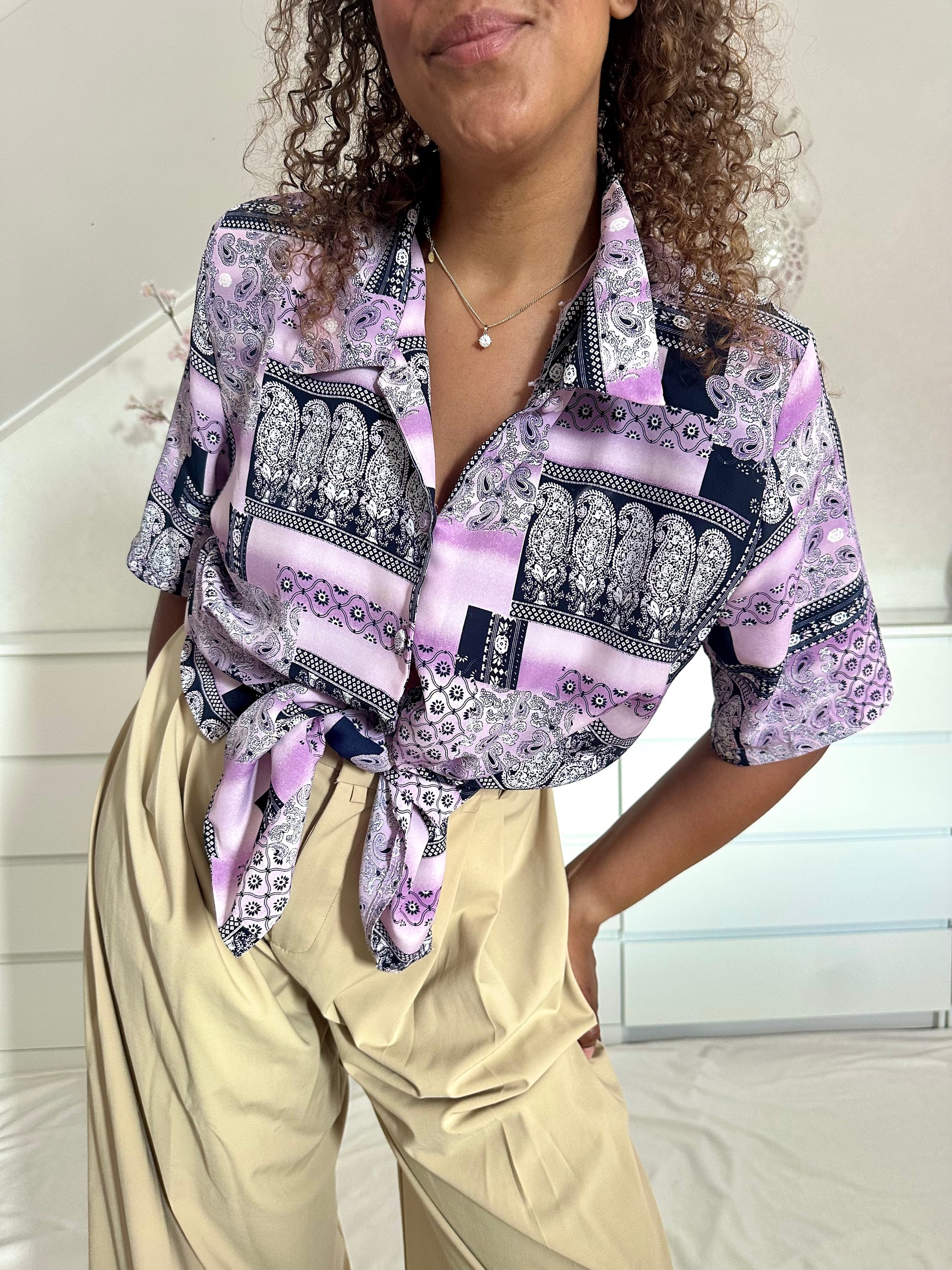 Detailfoto van retro print blouse in Lila en paars met paisley print