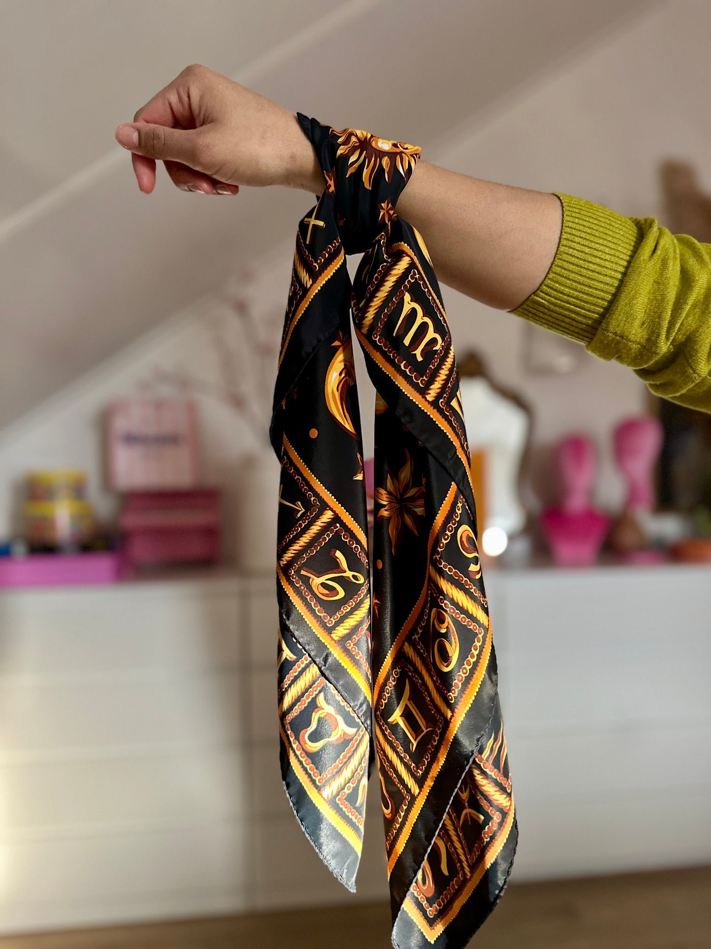 vintage sjaaltjes kunnen ook goed als armband gedragen worden