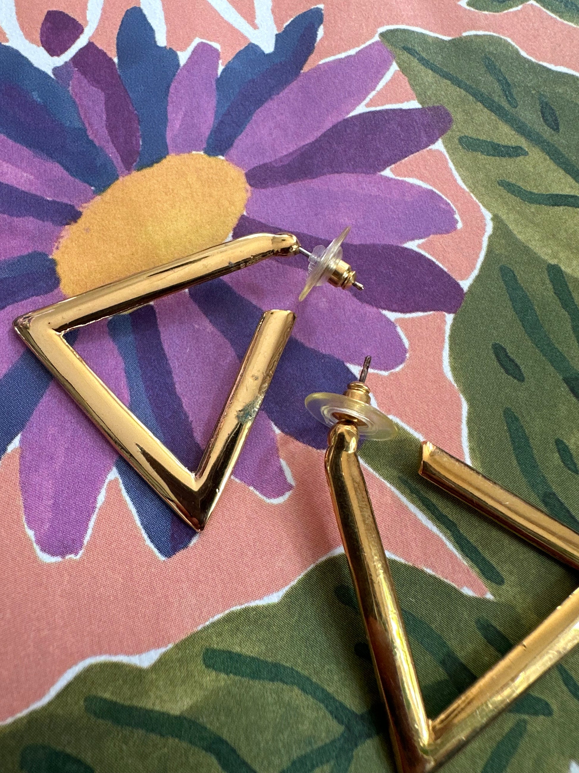 vintage oorbellen in de vorm van driehoek triangel goudkleurig