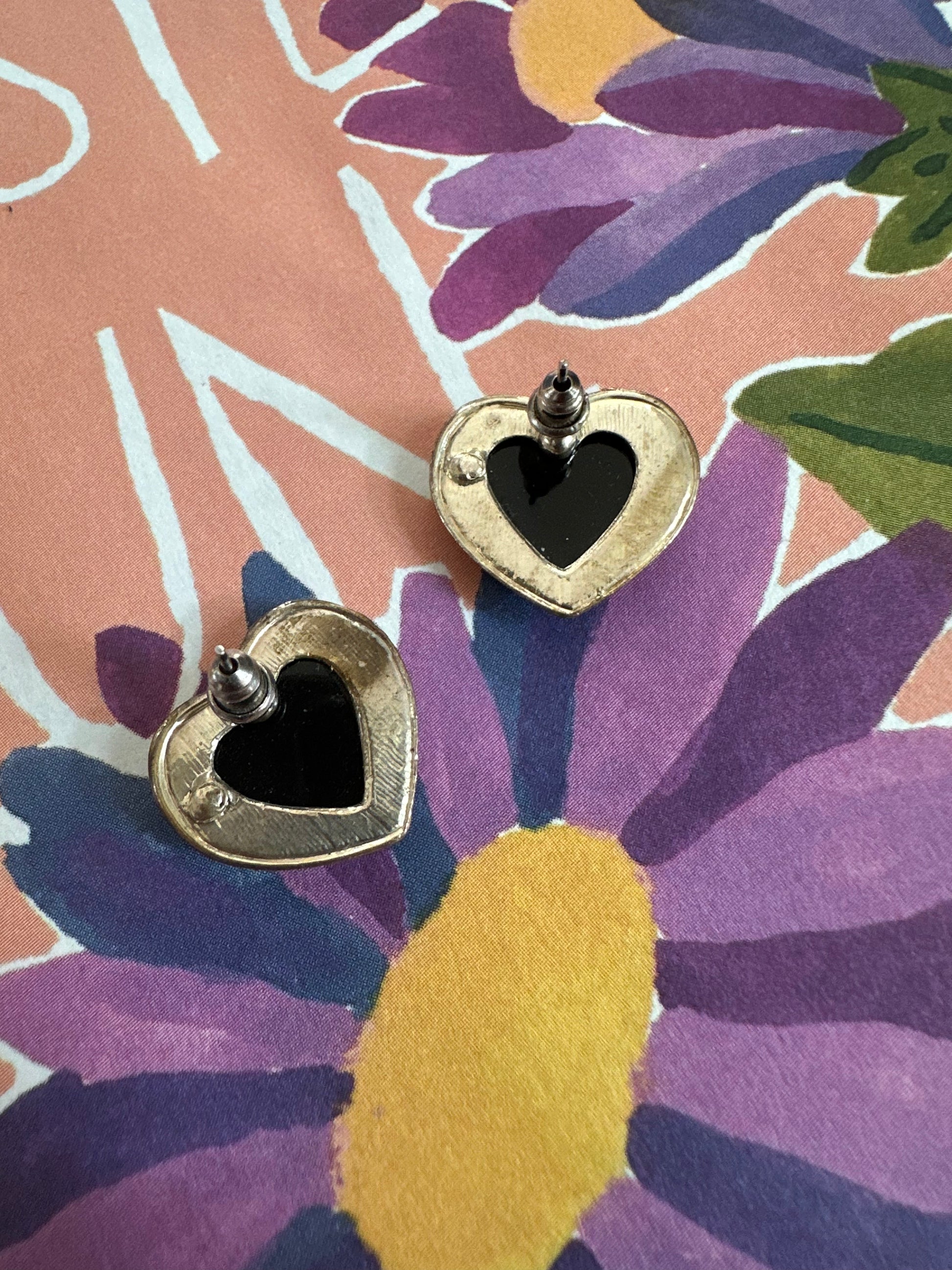 vintage oorstekers in hartvorm met zilveren rand