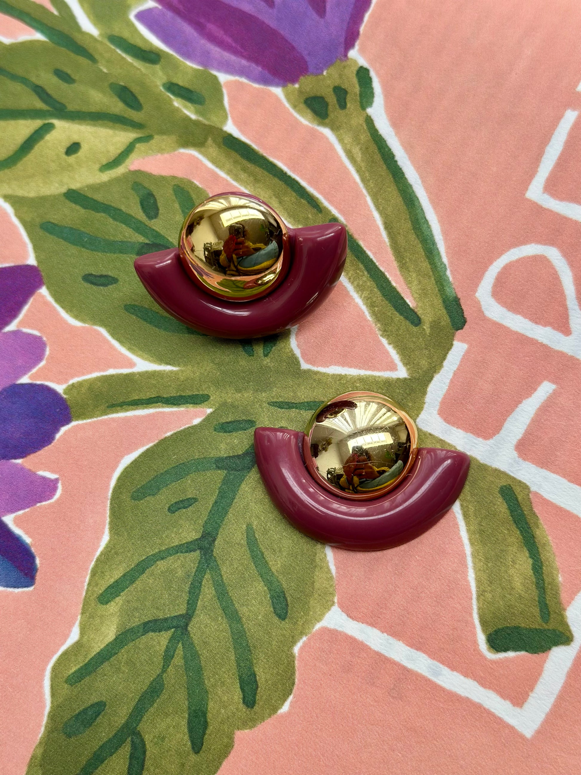 vintage oudroze en gouden oorbellen n halve maan