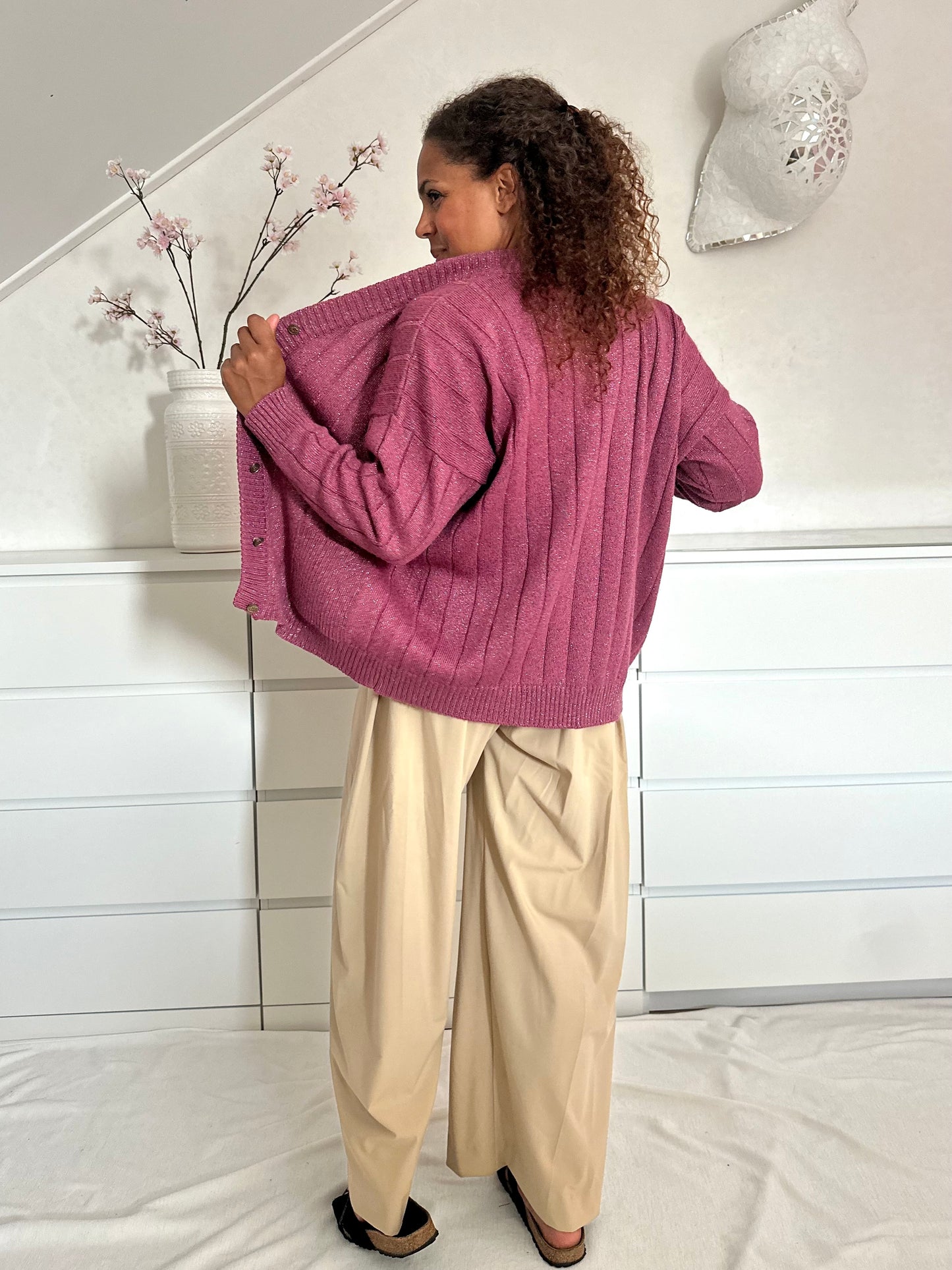 Achterkant van vintage knit in roze framboos