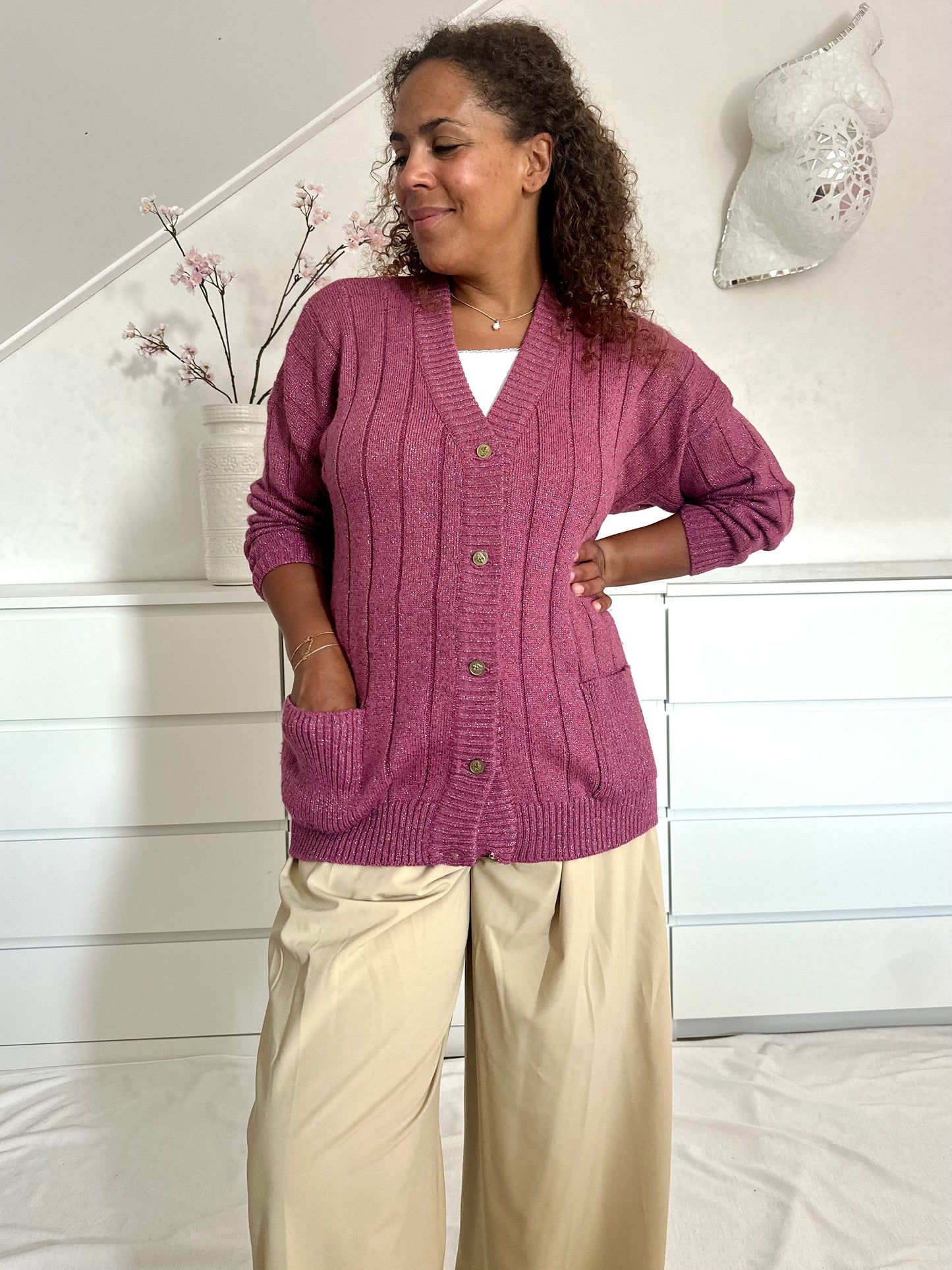 Retro oudroze vest met v-hals en grof breipatroon