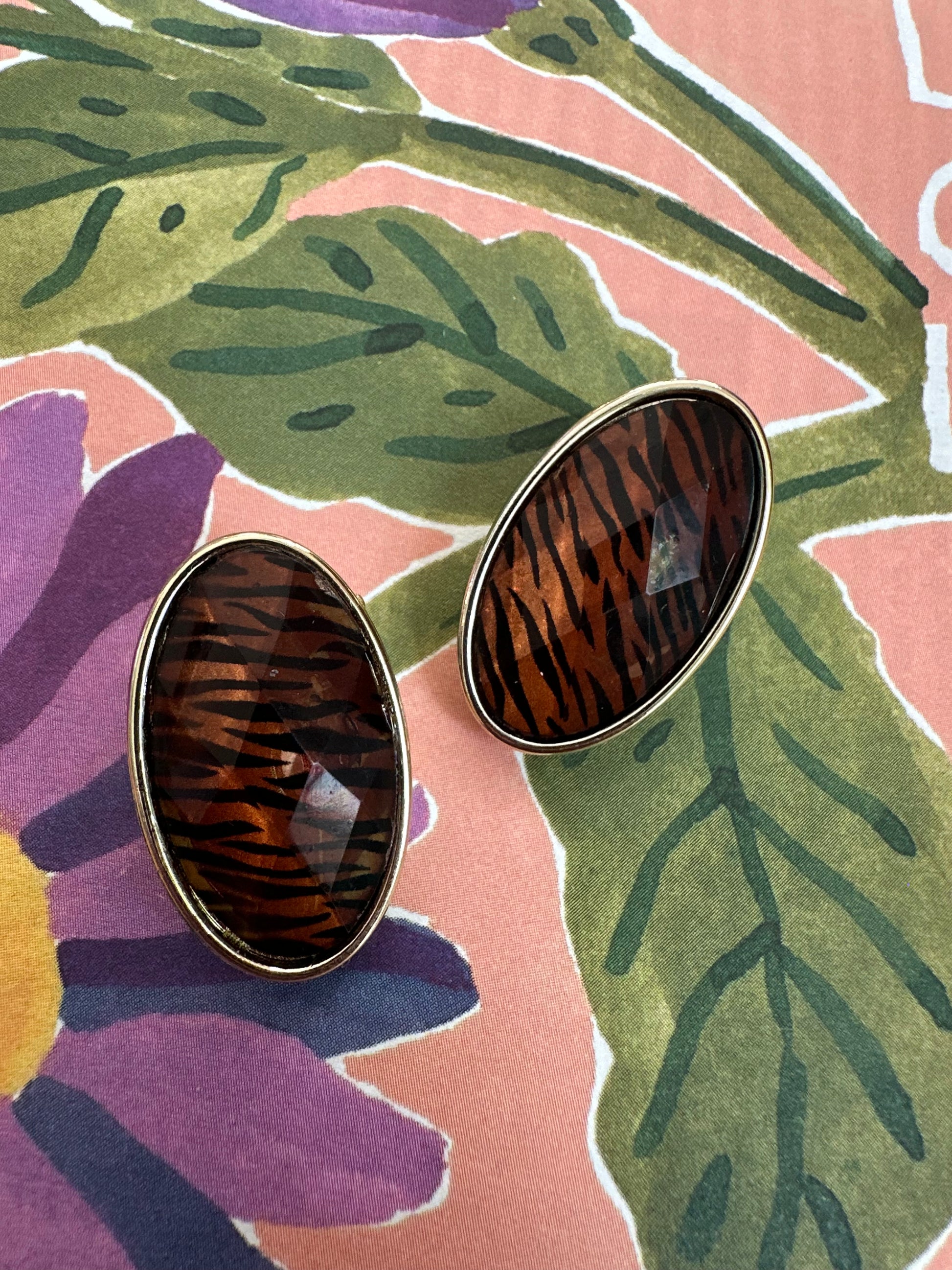 vintage ovalen clip-oorbellen met tijgerprint