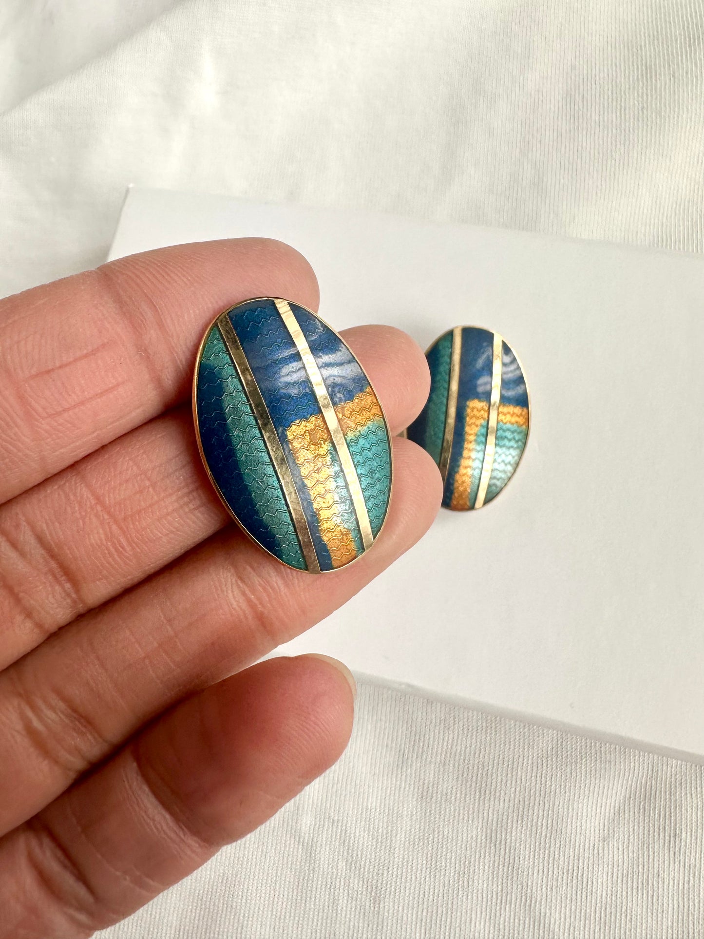 Detailfoto van jaren tachtig clip-oorbellen met grafische print