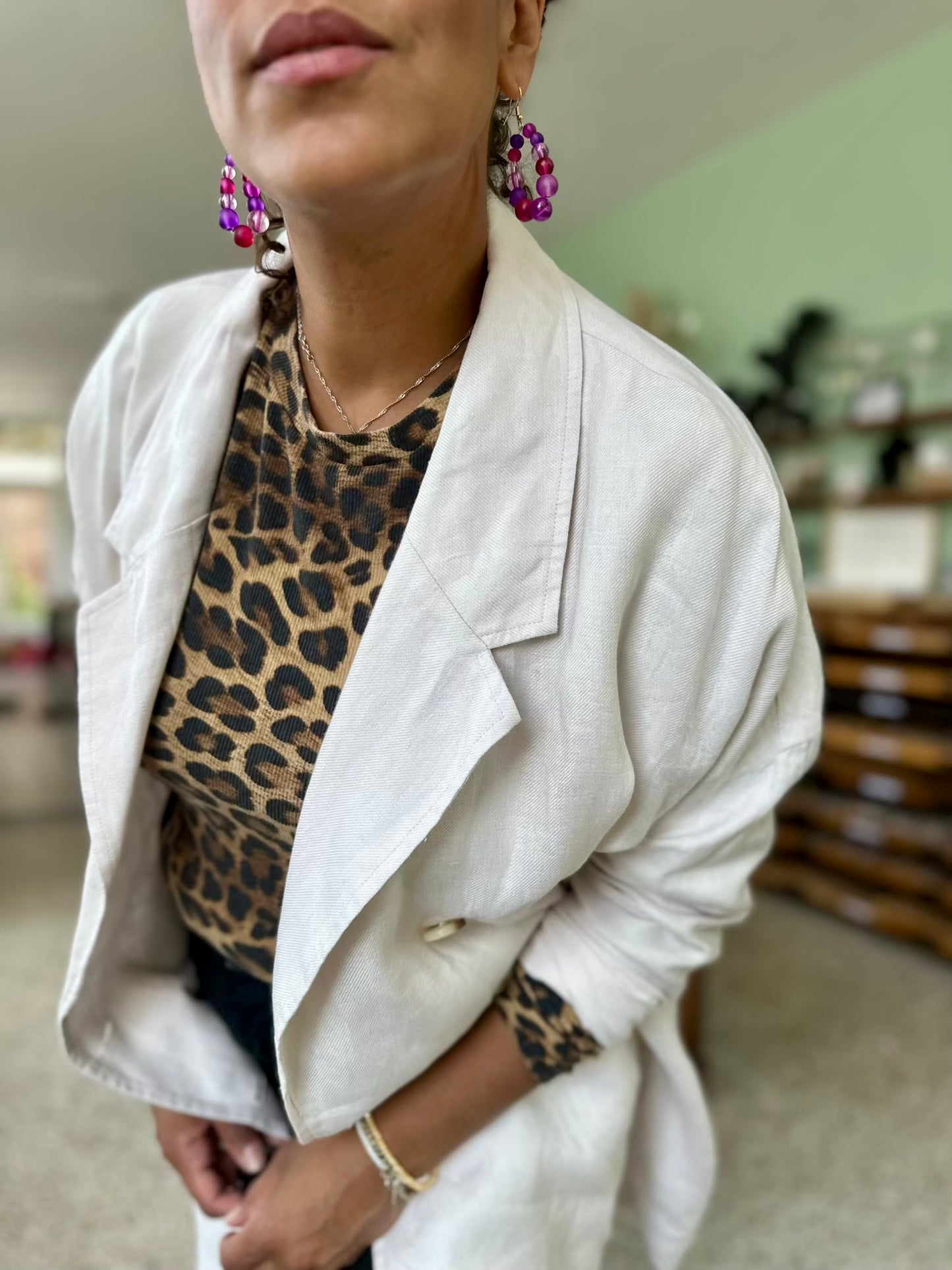 Detail van linnen vintage blazer in plus size maat en lange rechte snit
