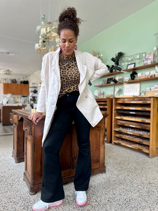 Vintage blazer in creme kleur van linnen stof, oversized model in grote damesmaat, perfect voor tussenseizoen 