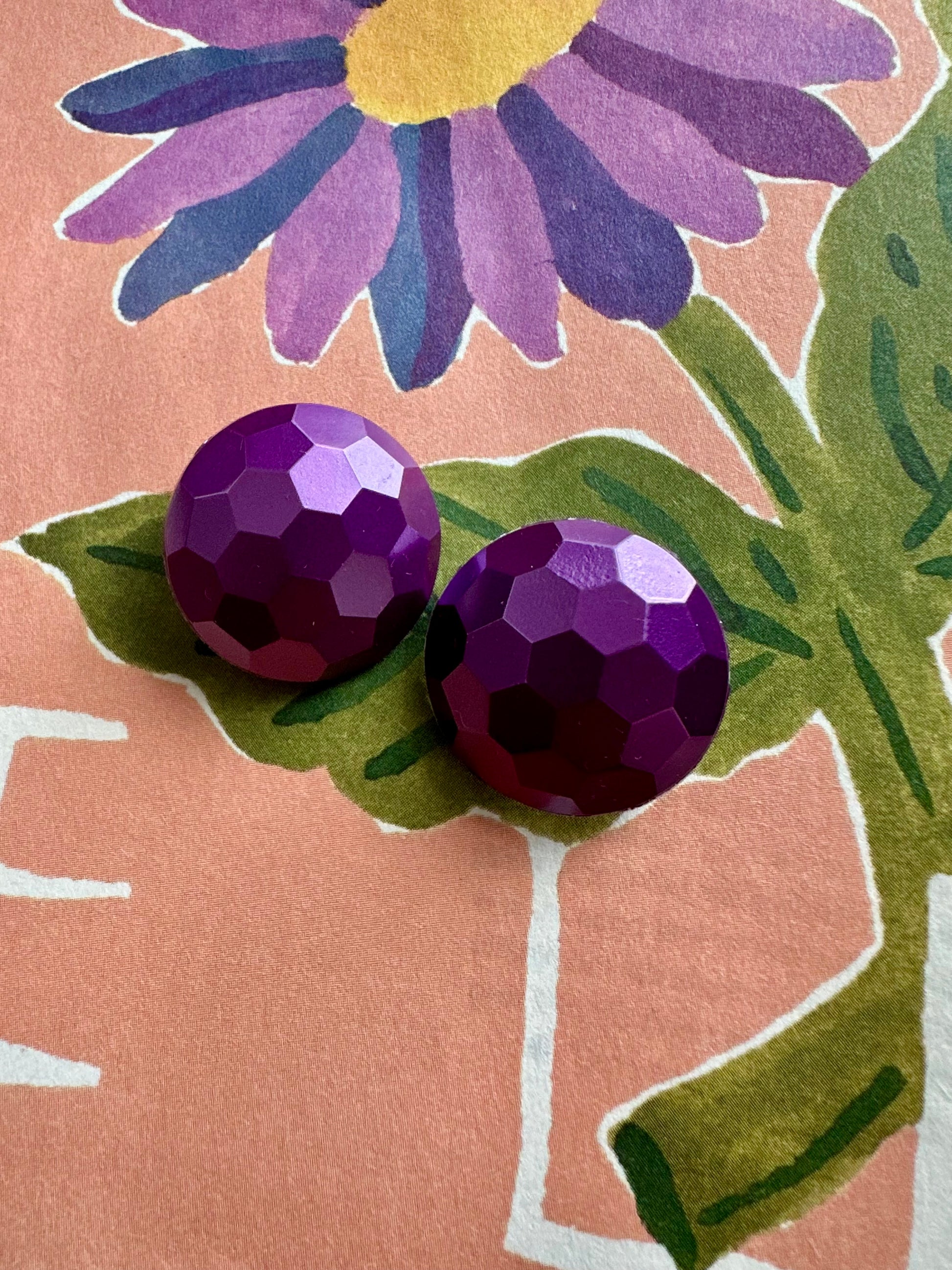 vintage paarse clip-oorbel