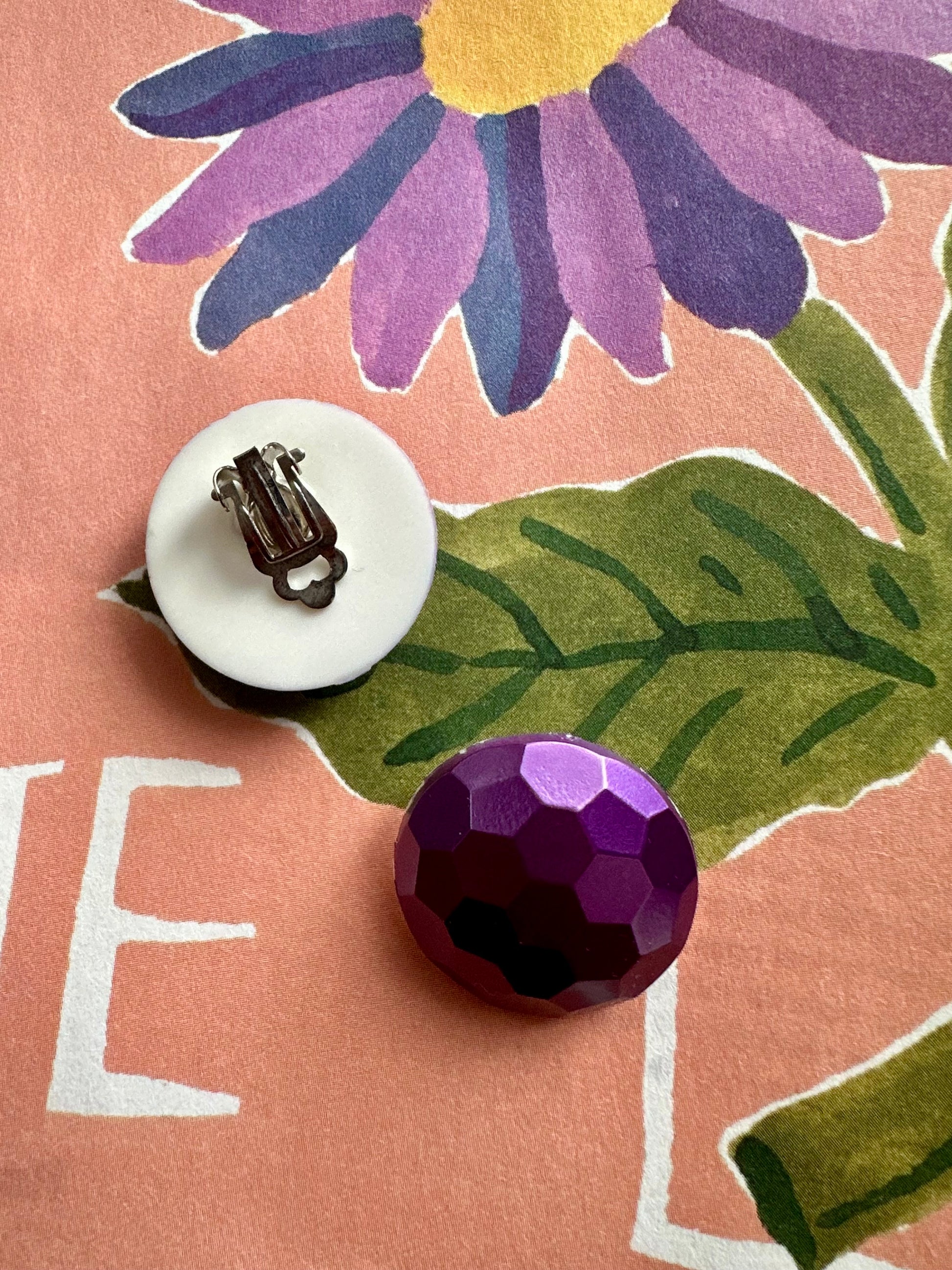 vintage paarse clip-oorbellen met feestelijke look 