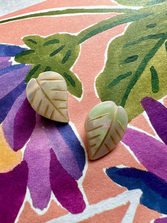 vintage parelmoer oorbellen in bladvorm 