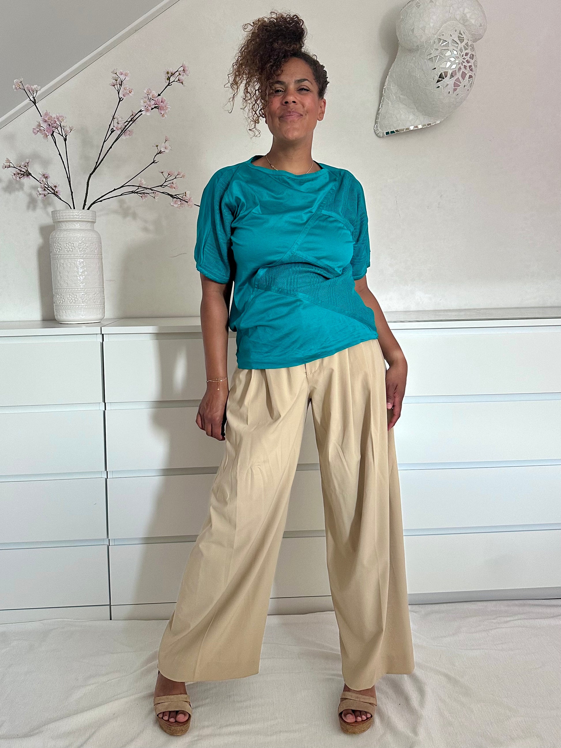 Vintage t-shirt in petrol met asymmetrische vlakken met relief 