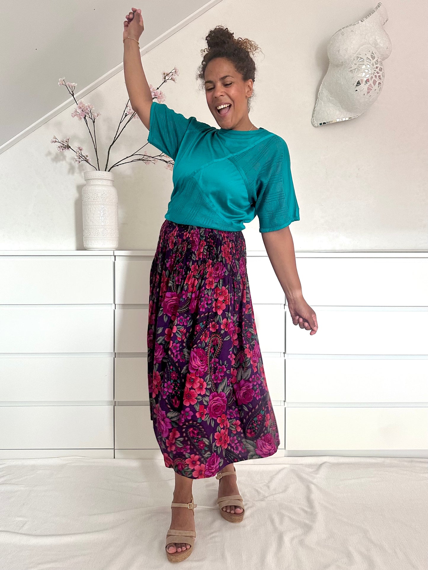 Vintage zeeblauw t-shirt gecombineerd met een lange roze rok