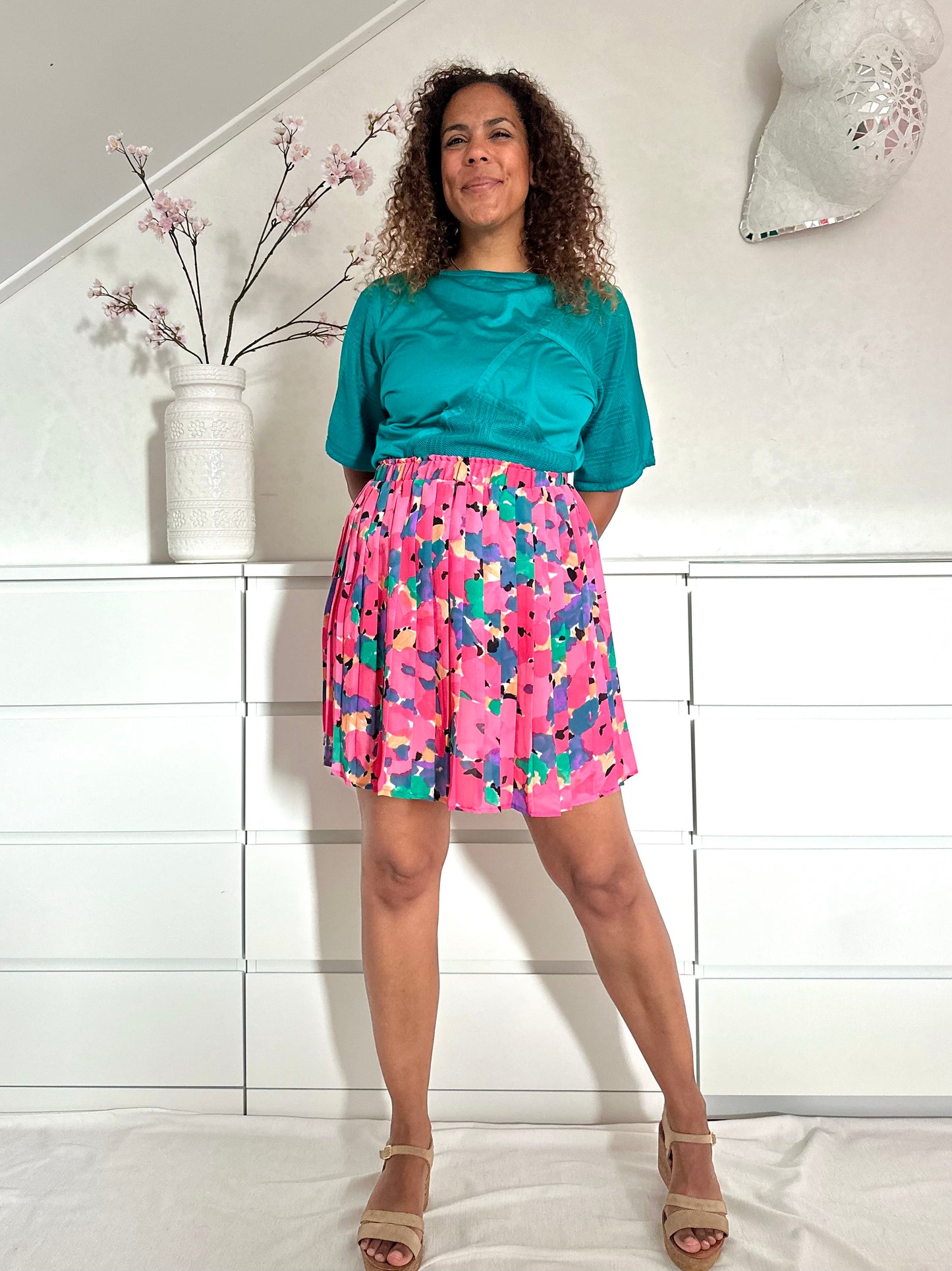 Vintage shirt in zeegroen gecombineerd met meerkleurig rokje