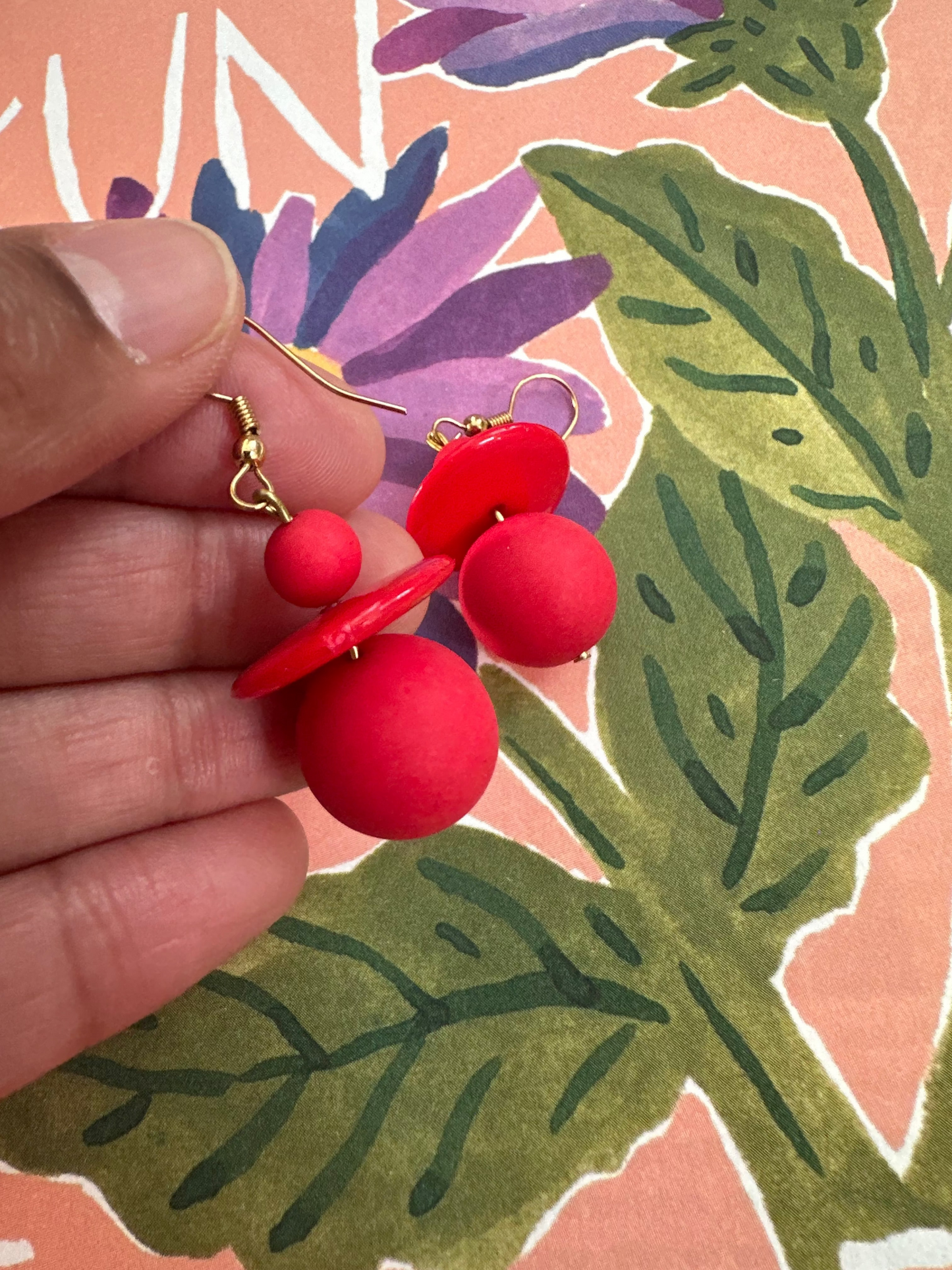 vintage rode oorbellen van hout