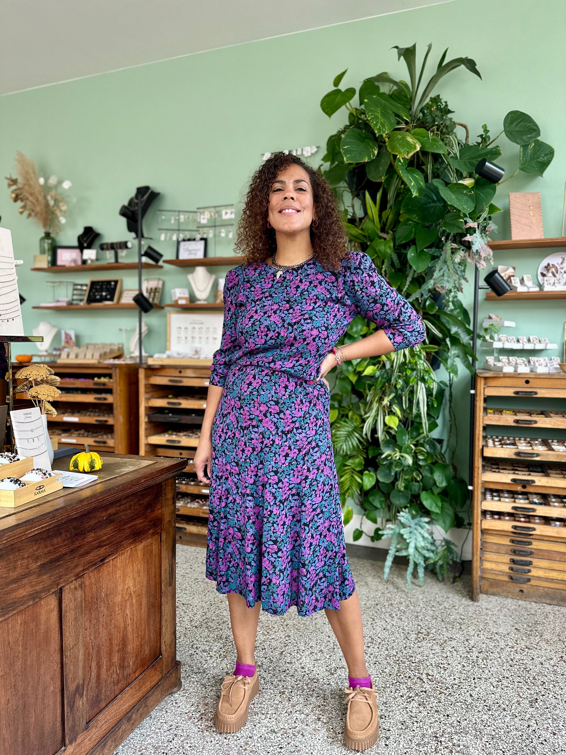 Vintage midi jurk met paars en turquoise bloemen print, romantisch
