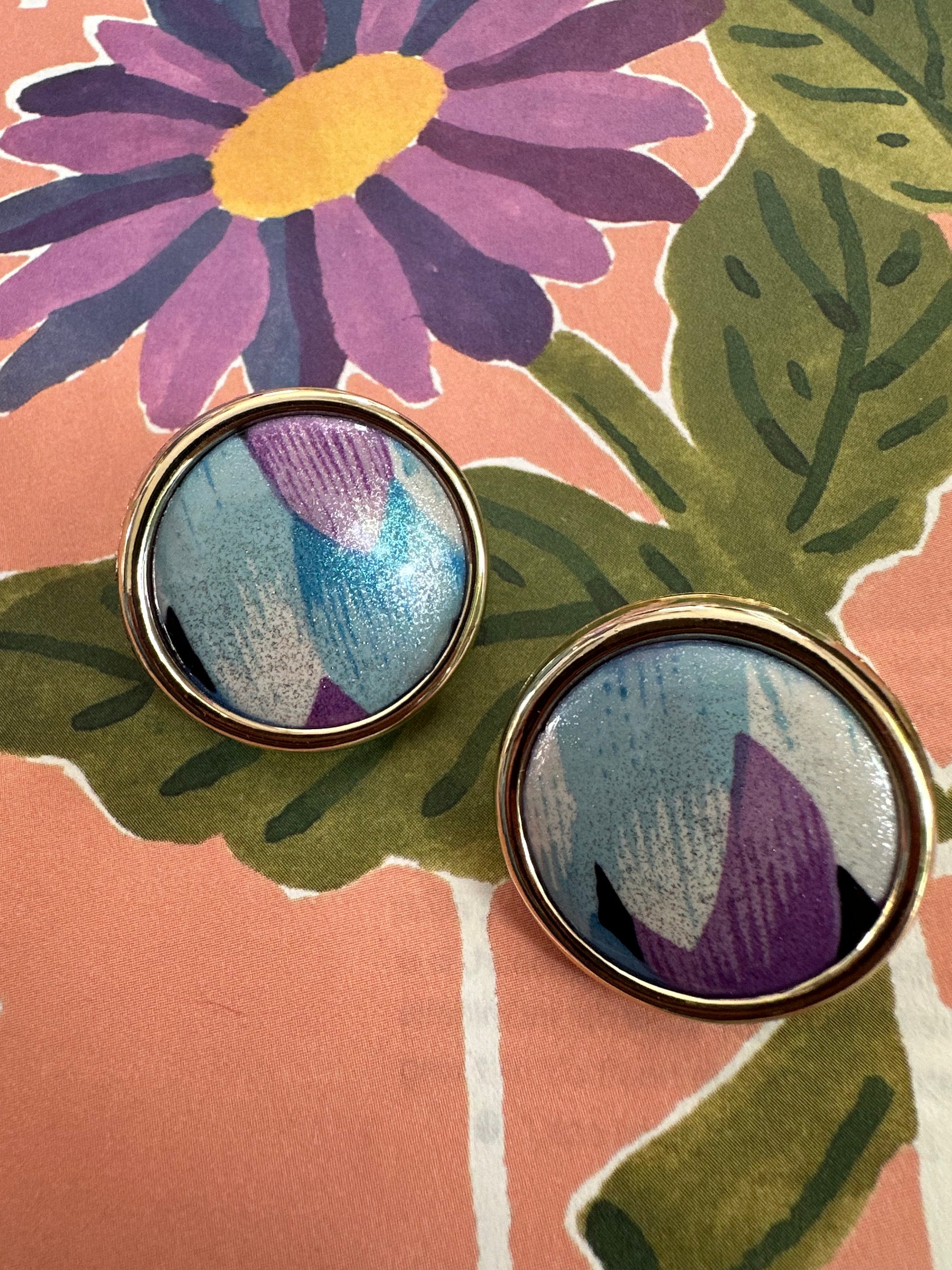 vintage ronde oorbel met abstracte print 