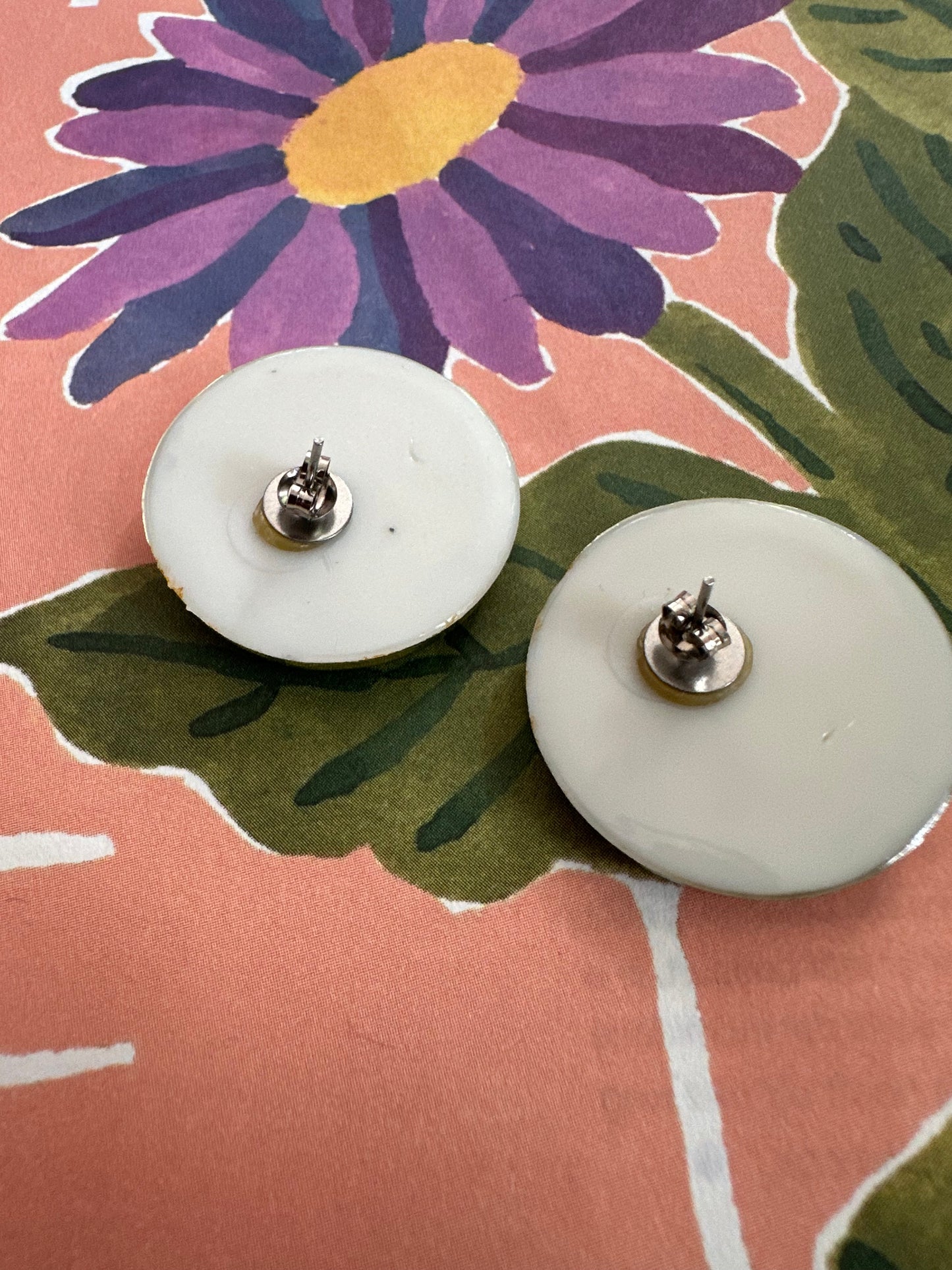 vintage ronde oorbel met abstracte print 