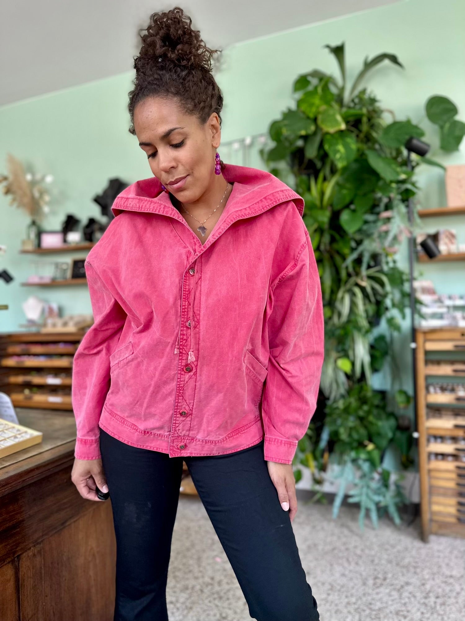 vintage roze spijkerjas oversized fit kort model met extra grote kraag zakken en drukknopen