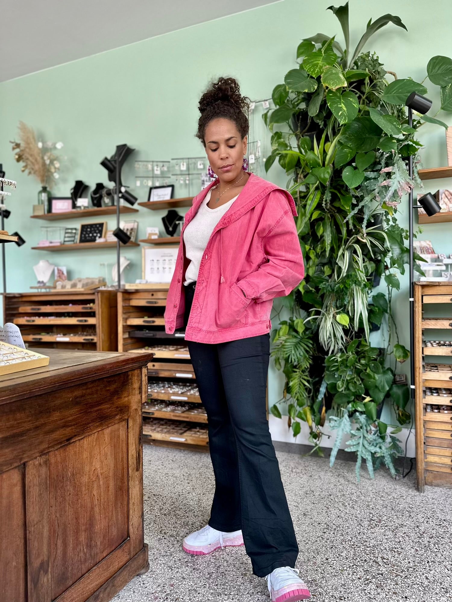 retro spijkerjasje in oudroze casual fit met jaren 80 details perfect voor herfst of lente