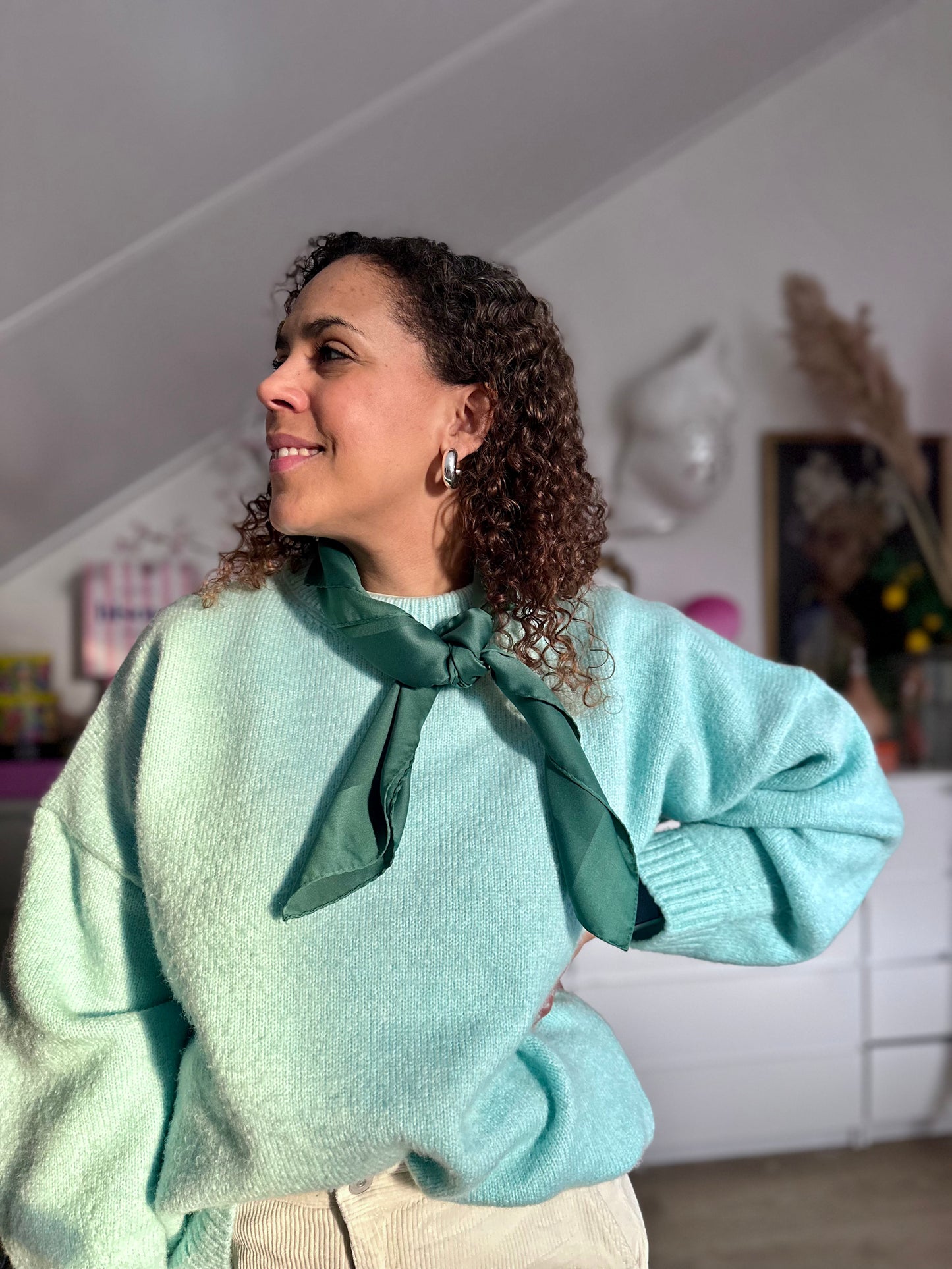 vintage groen sjaaltje klassiek rondom de nek gedraagen op een oversized outfit