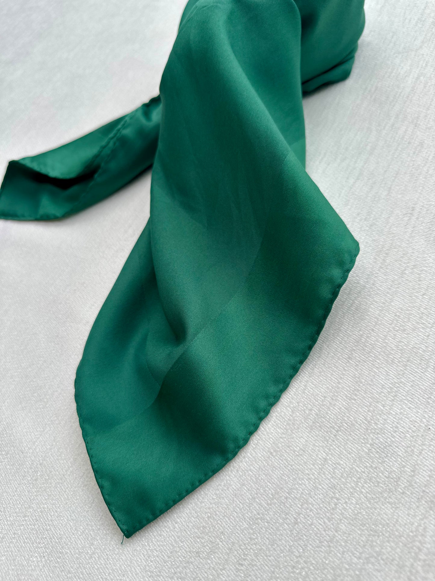 Vintage smaragd groen sjaaaltje met als detail een luxe satijnen rand 
