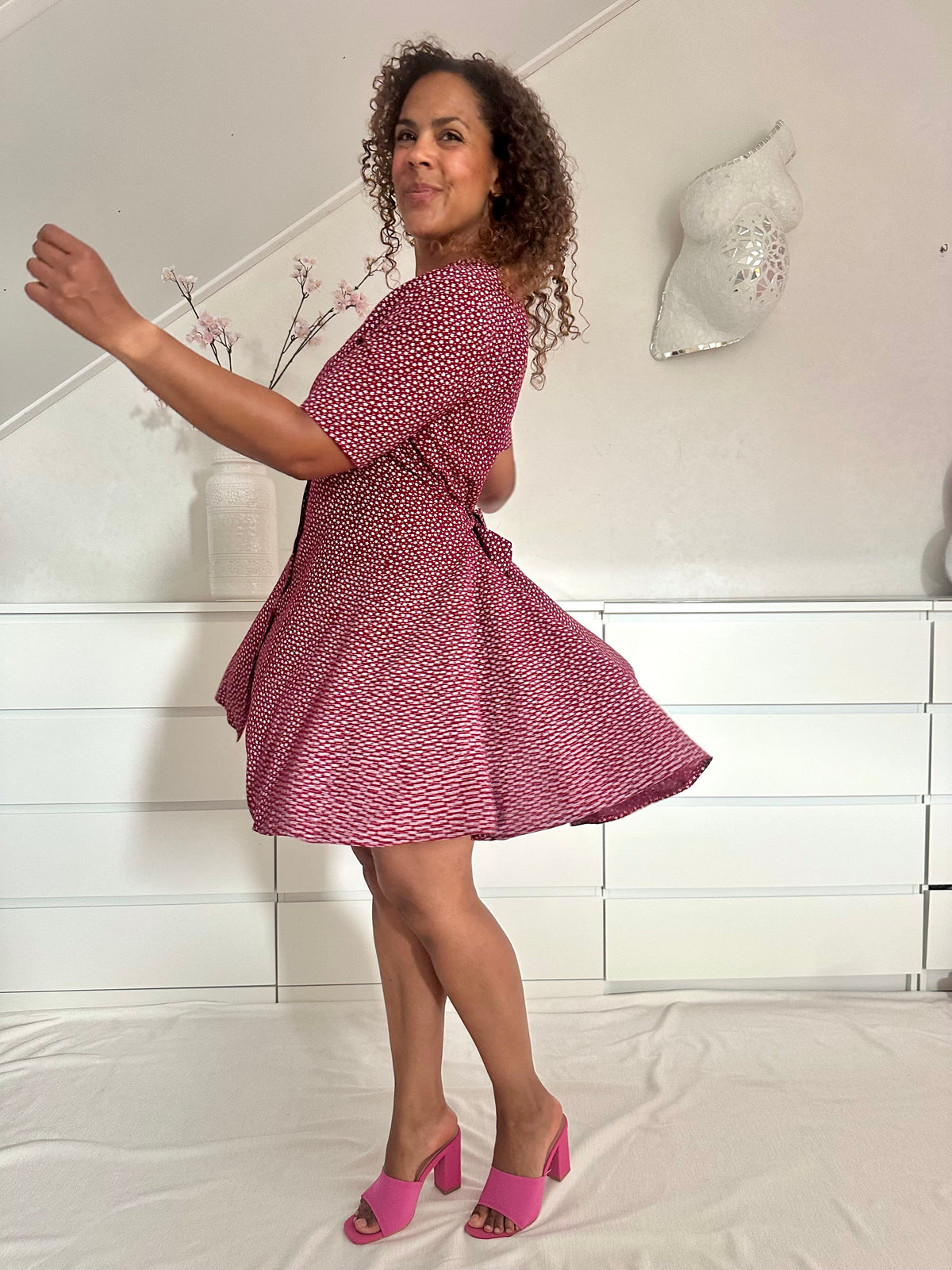 vintage swing jurk met zwierige rok in bordeaux rode kleur met witte stippen