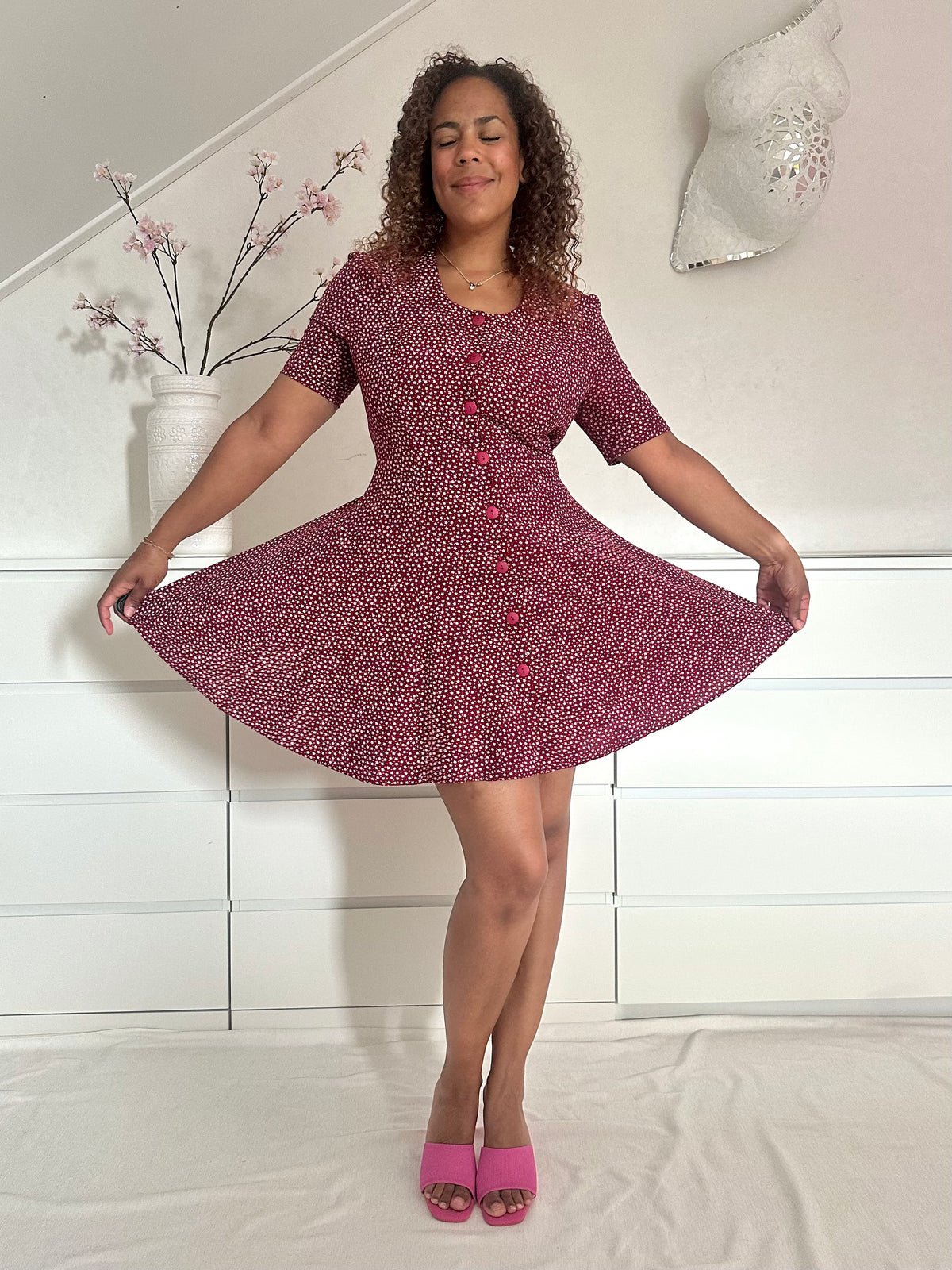 jaren negentig doorknoopjurk met ronde halslijn en wijd uitlopende pasvorm