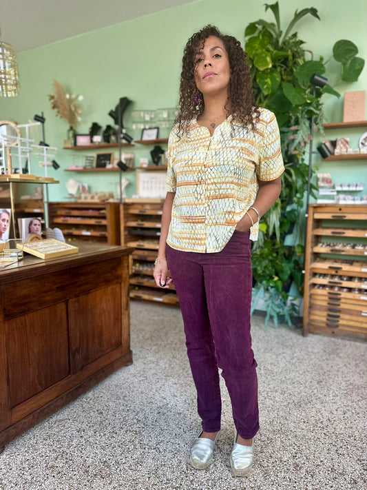 vintage blouse met slangenprint in wit gouden kleur en sierlijke halslijn