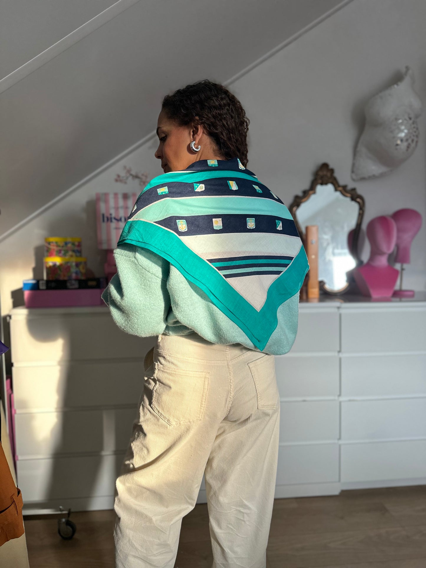 Vintage sjaaltje met turquoise details, nonchalant gedragen over de schouders
