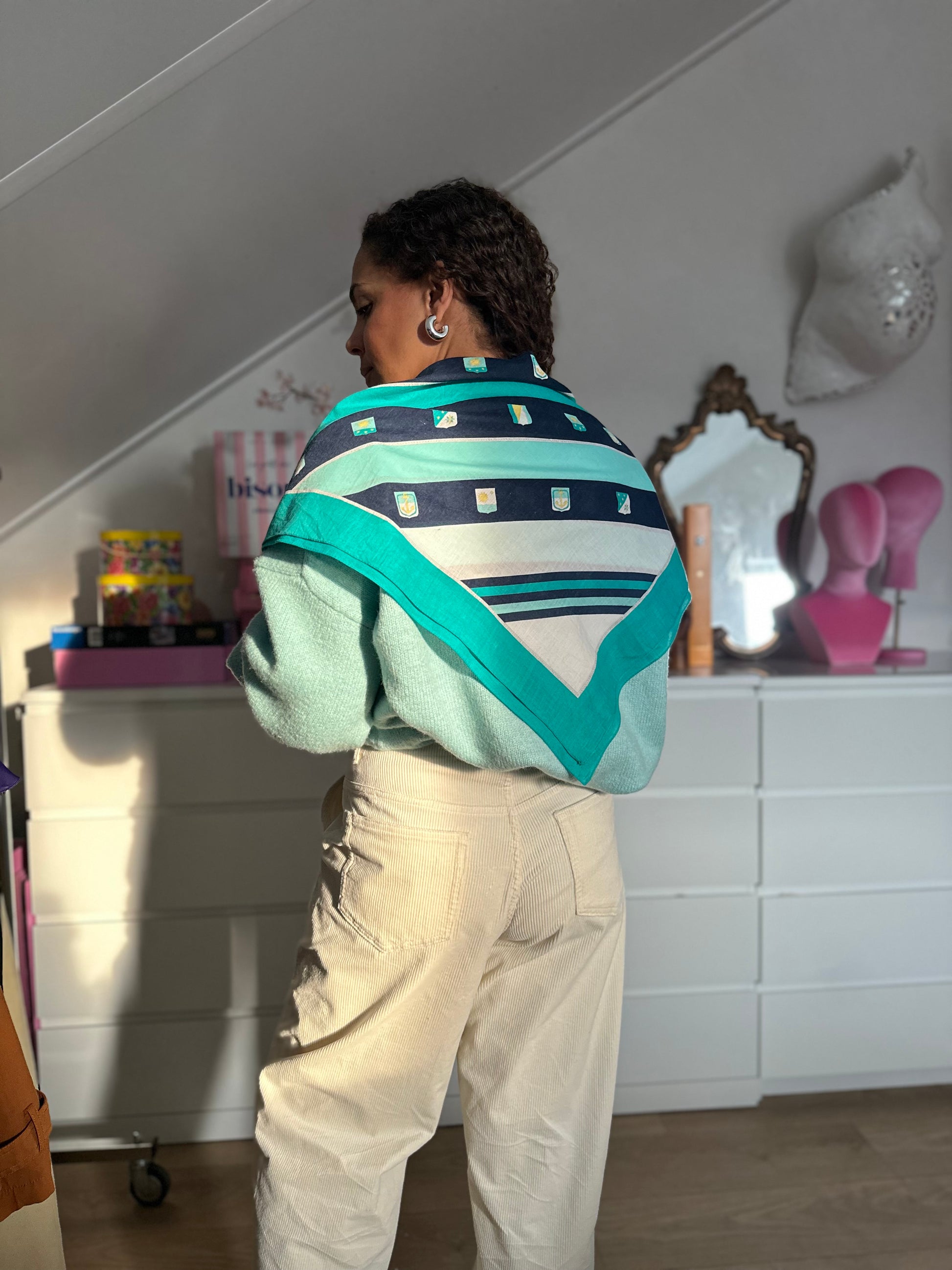 Vintage sjaaltje met turquoise details, nonchalant gedragen over de schouders