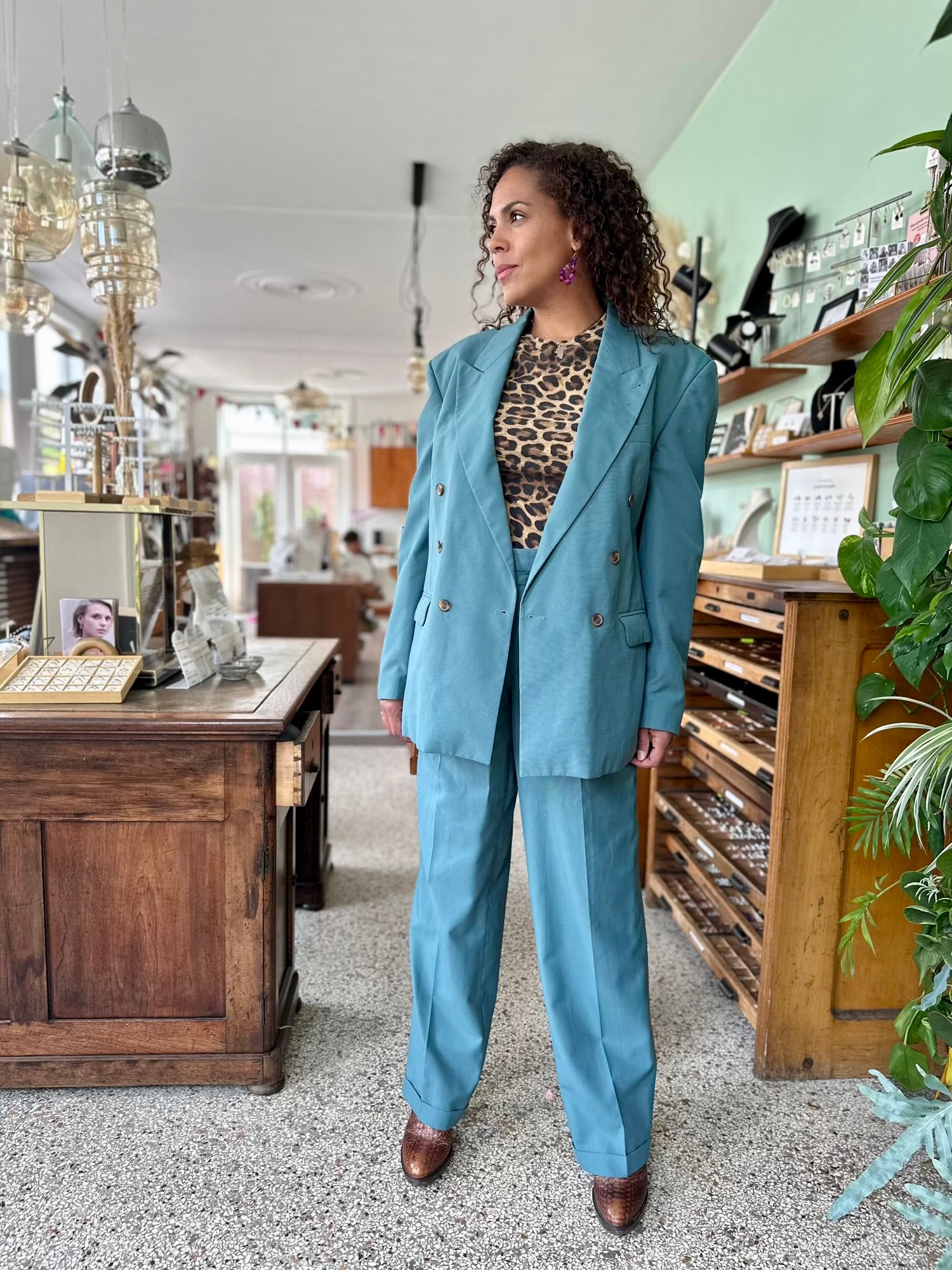 vintage tweedelig pak in petroleum kleur gemaakt van een wol-mix